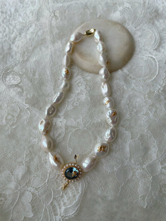 BAROQUE PEARL CHOKER WITH A BROKEN CRYSTAL HEART(BLUE, GOLD)