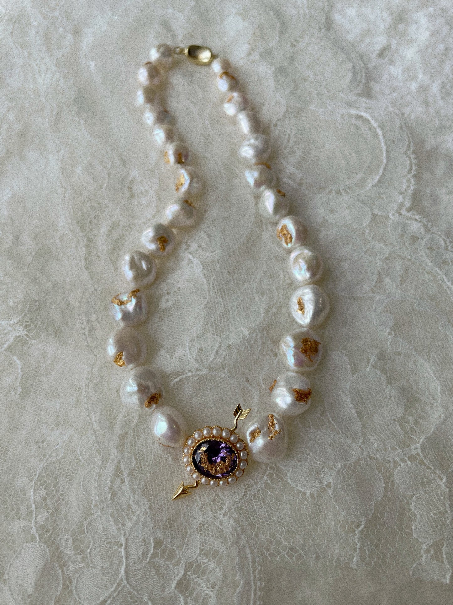 BAROQUE PEARL CHOKER WITH A BROKEN CRYSTAL HEART(PURPLE, GOLD)