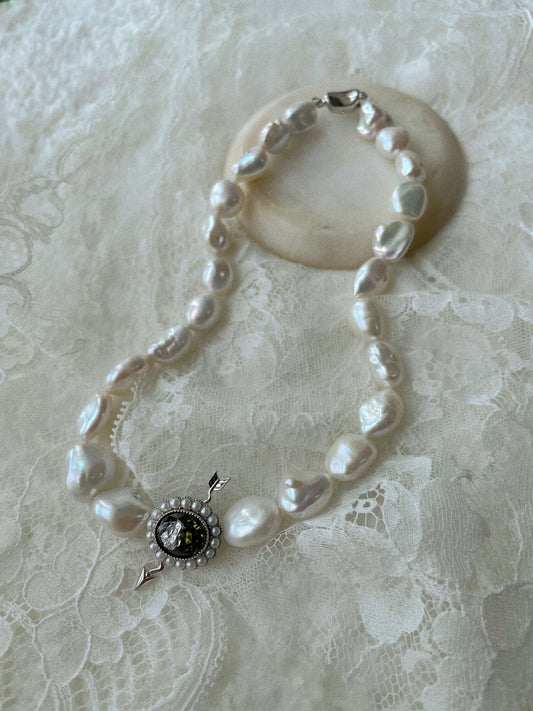 BAROQUE PEARL CHOKER WITH A BROKEN CRYSTAL HEART(GREEN, SILVER)