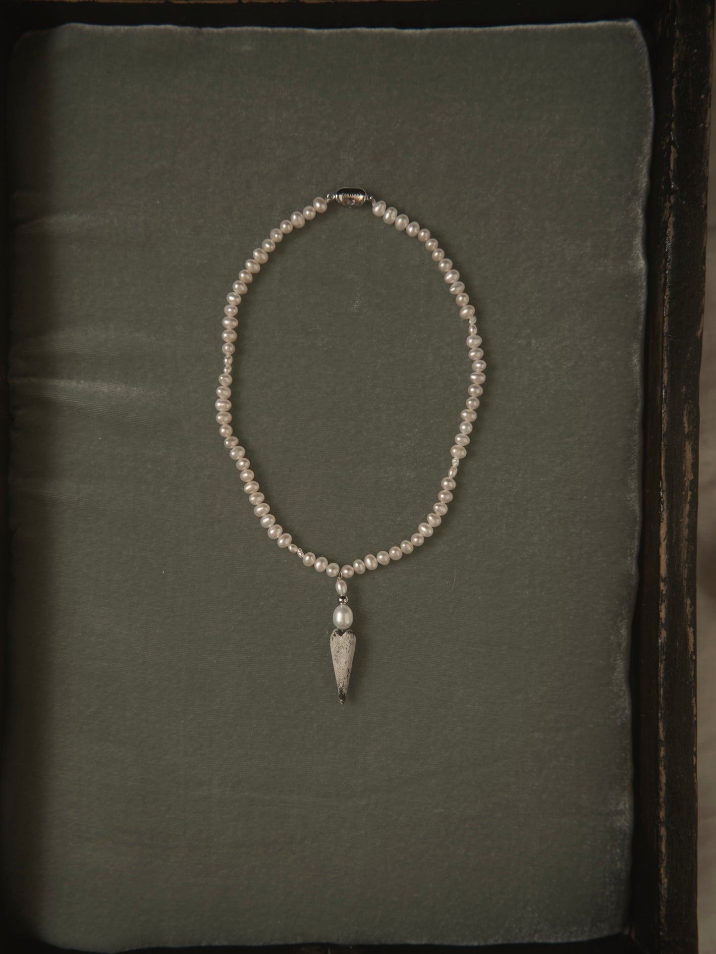 SILVER GLAZED CERAMIC HEART PEARL NECKLACE