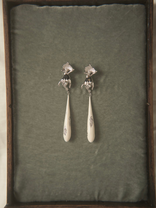 HAND EARRINGS WITH WHITE ENAMEL