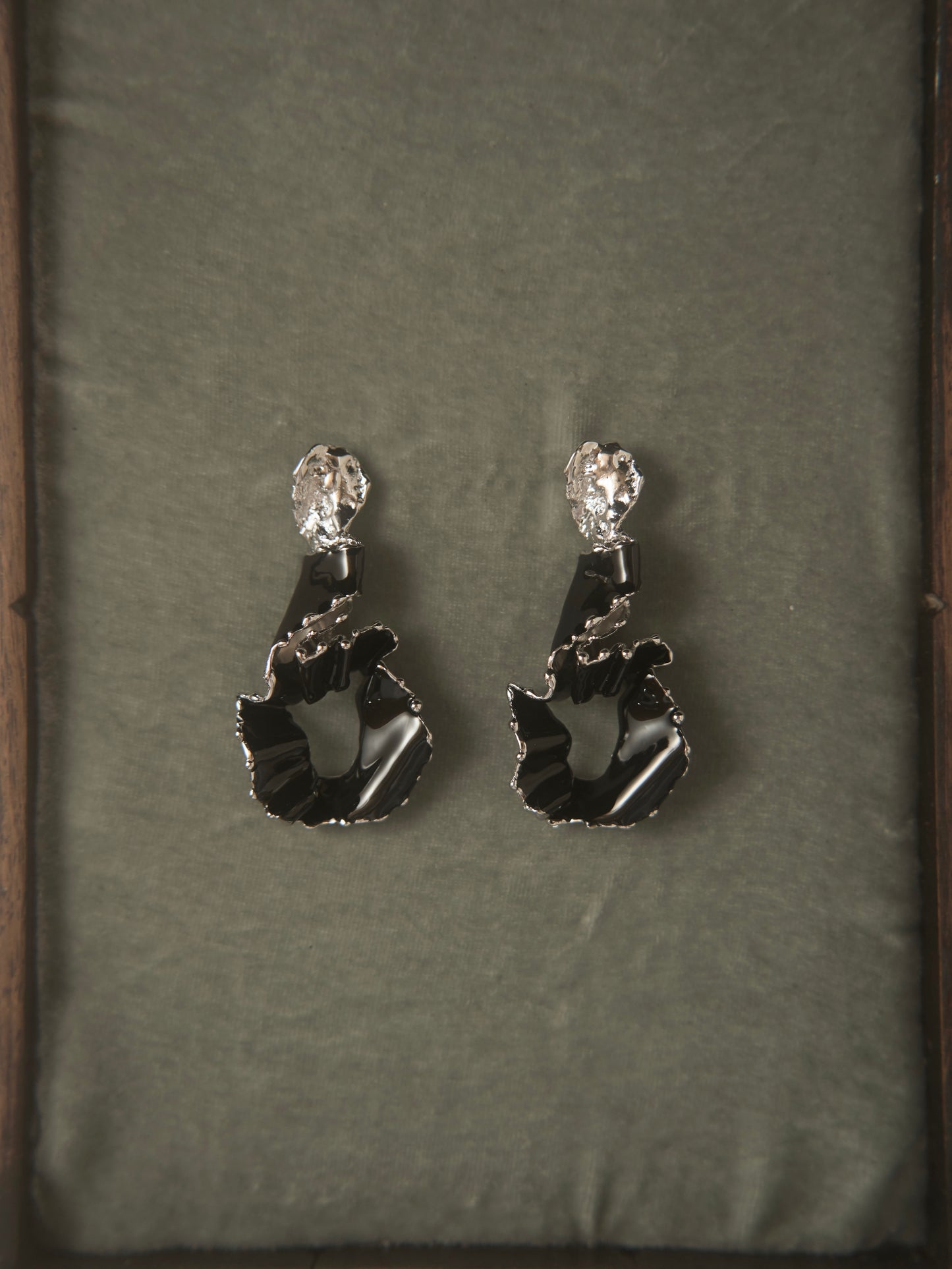 BLACK ENAMEL WAVE EARRINGS (SILVER)