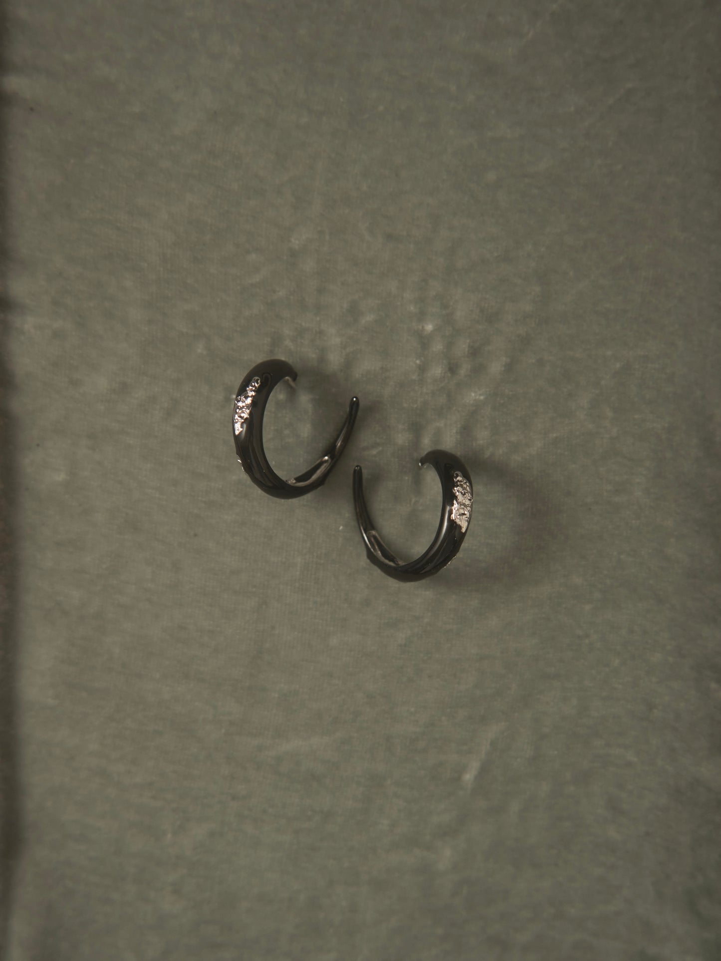 BLACK ENAMEL TEXTURED HOOPS (SILVER)