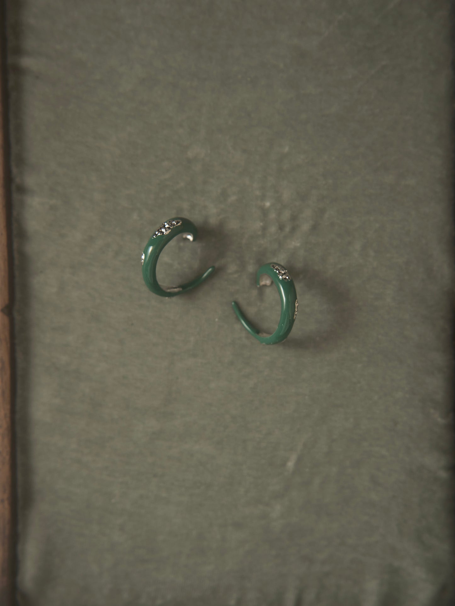 GREEN ENAMEL TEXTURED HOOPS (SILVER)