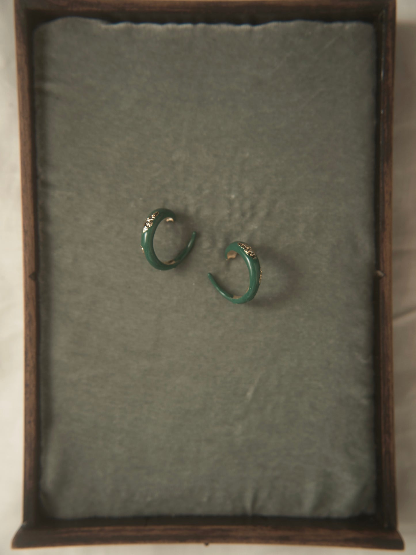 GREEN ENAMEL TEXTURED HOOPS (GOLD)