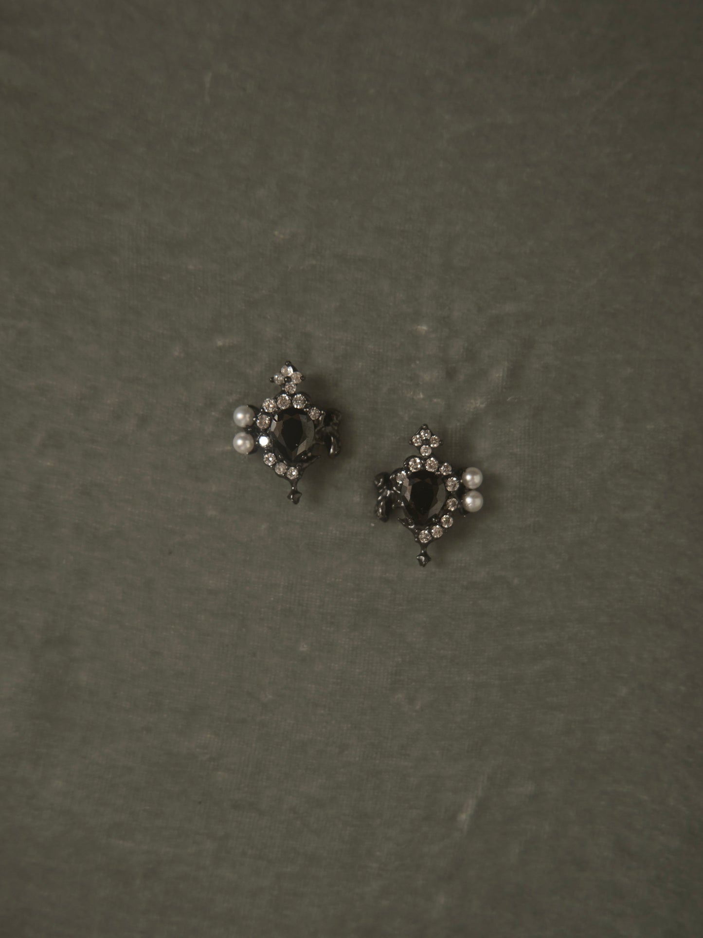 MELTED PEARL EARRINGS WITH ZIRCON (BLACK)