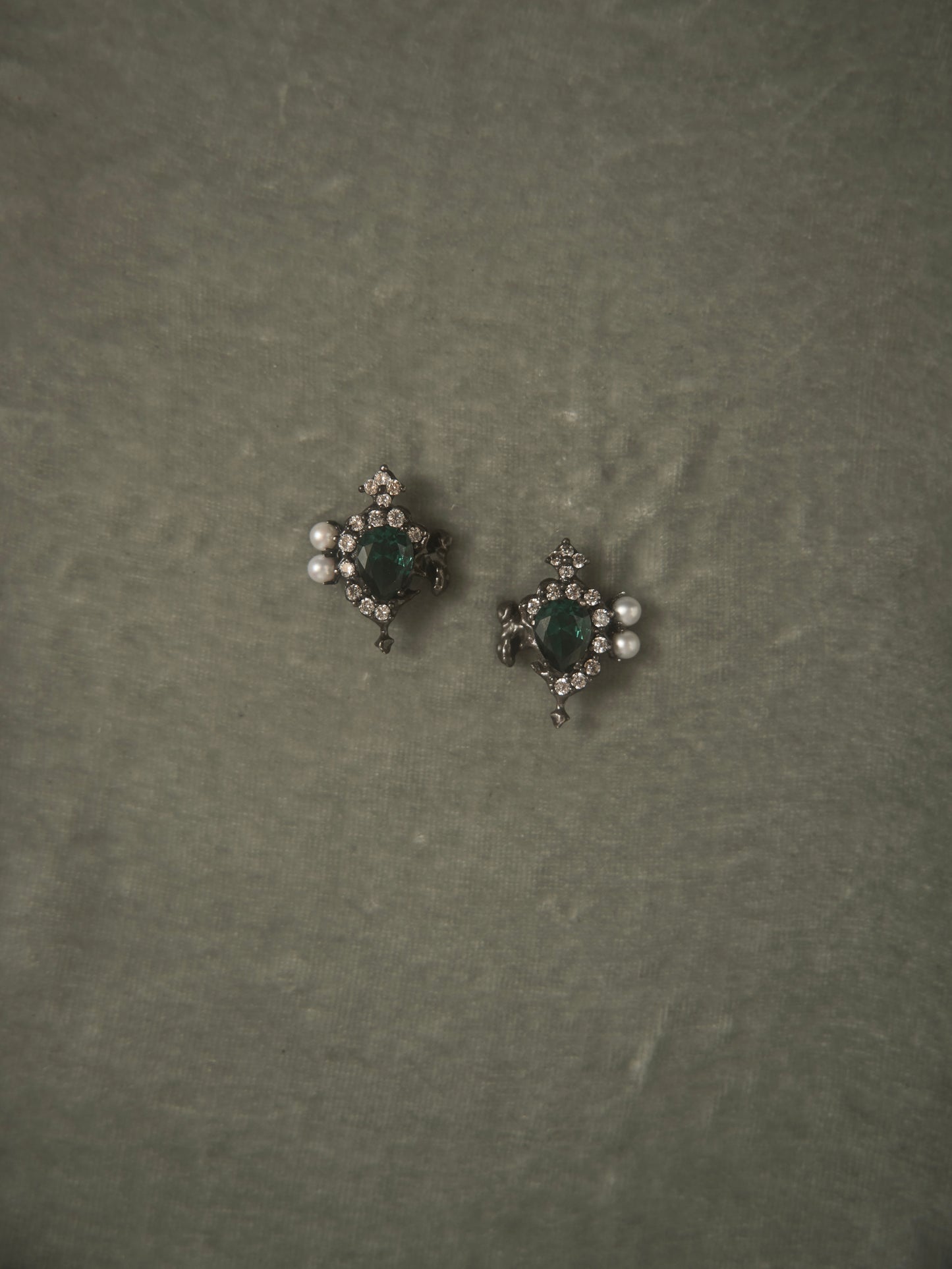 MELTED PEARL EARRINGS WITH ZIRCON (GREEN)