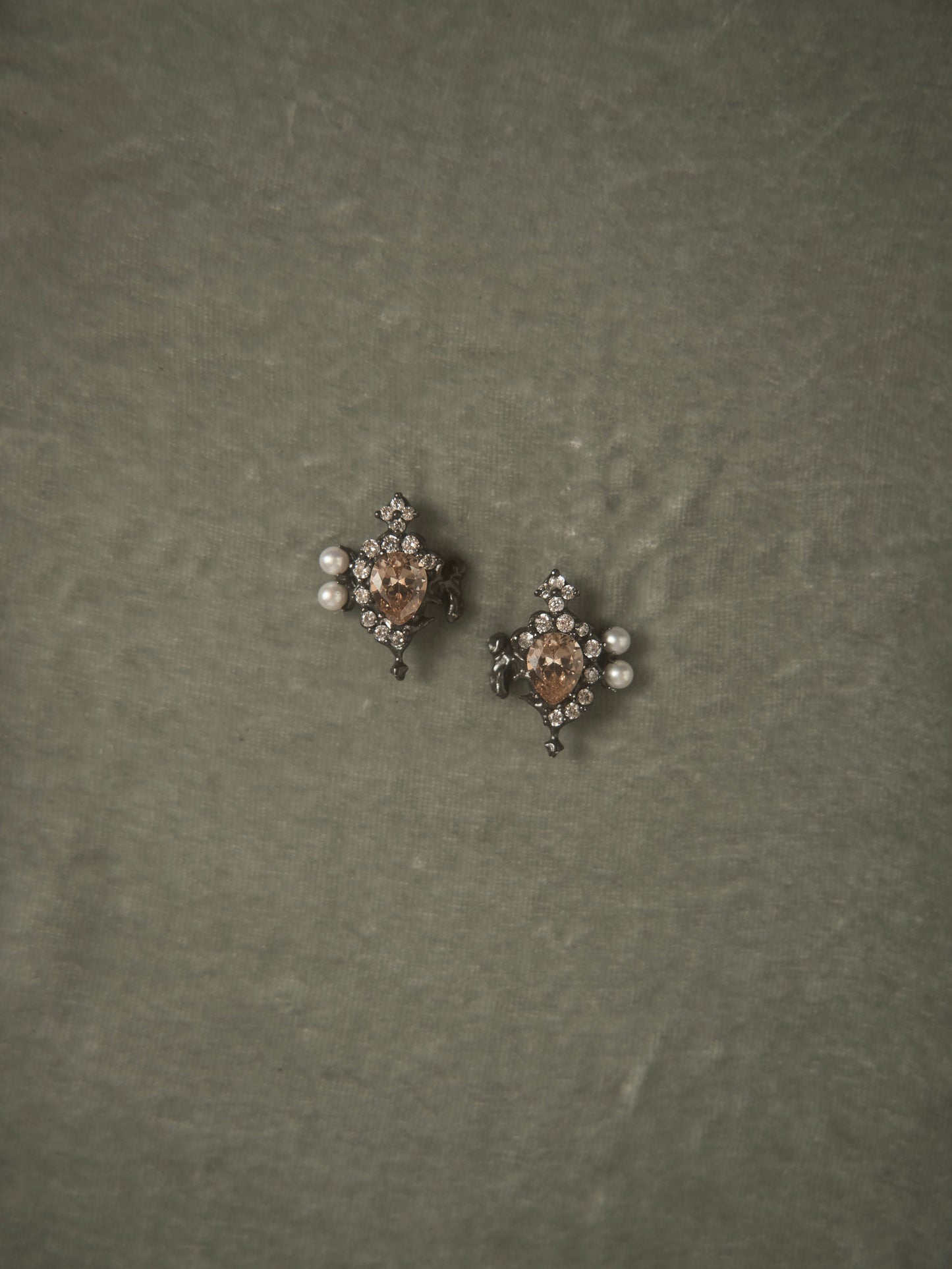 MELTED PEARL EARRINGS WITH ZIRCON (CHAMPAGNE PINK)