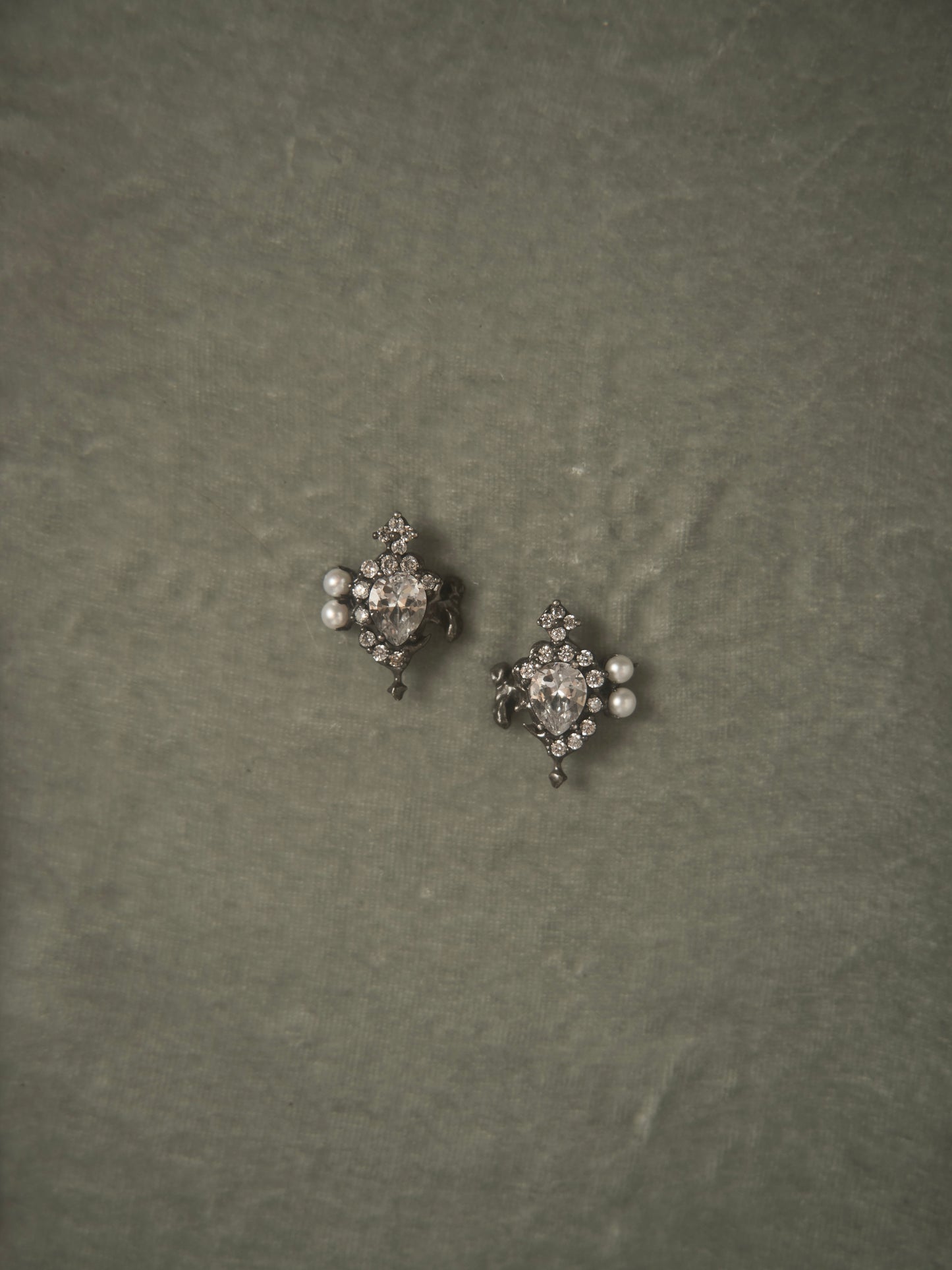 MELTED PEARL EARRINGS WITH ZIRCON (TRANSPARENT)