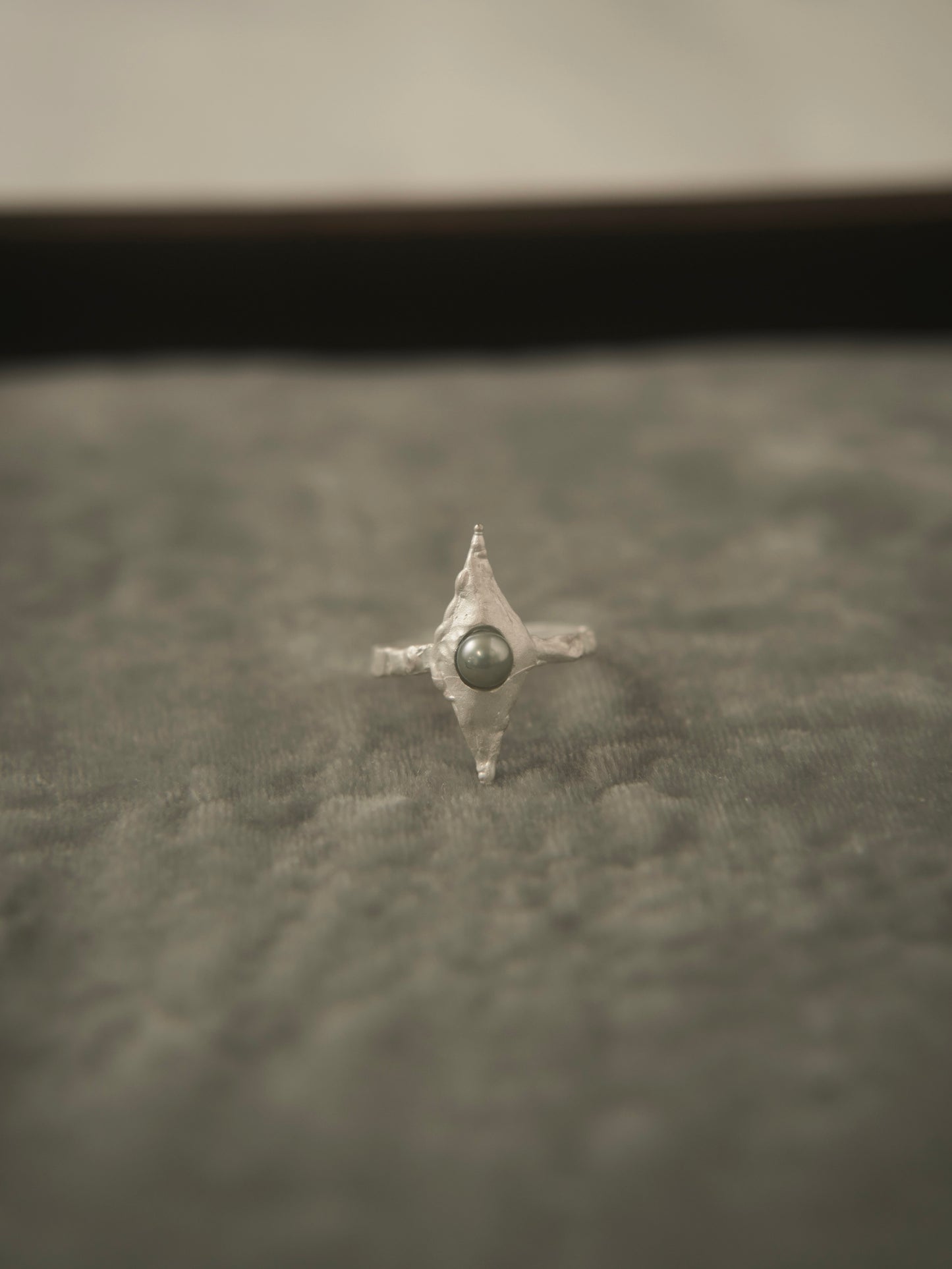 DIAMOND-SHAPED PEARL RING (WHITE)