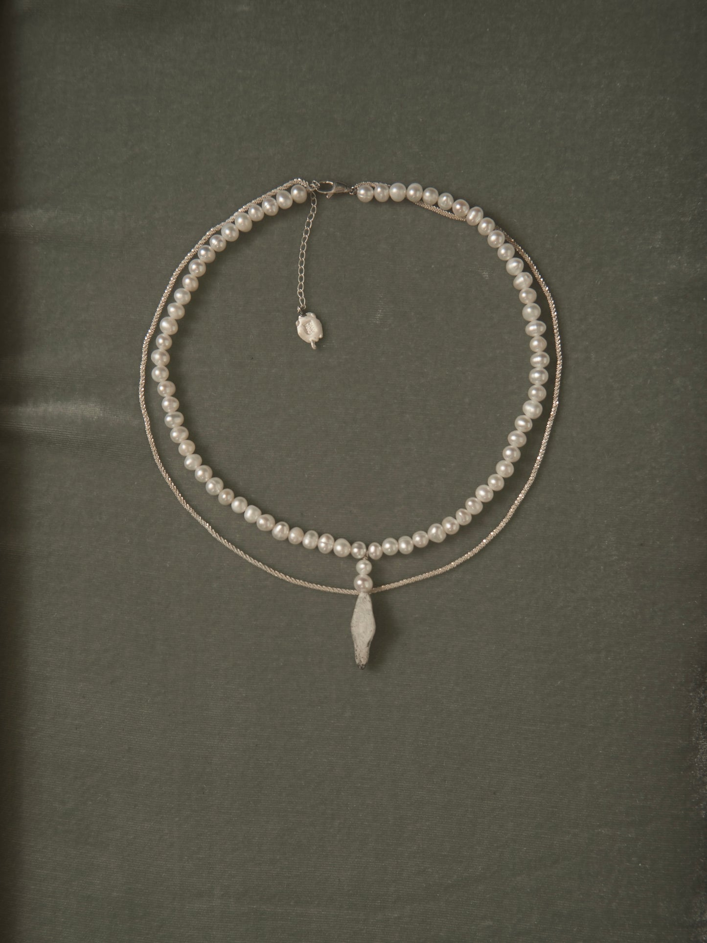 PEARL LAYERED NECKLACE WITH SILVER-GLAZED CERAMIC DIAMOND-SHAPED PENDANT