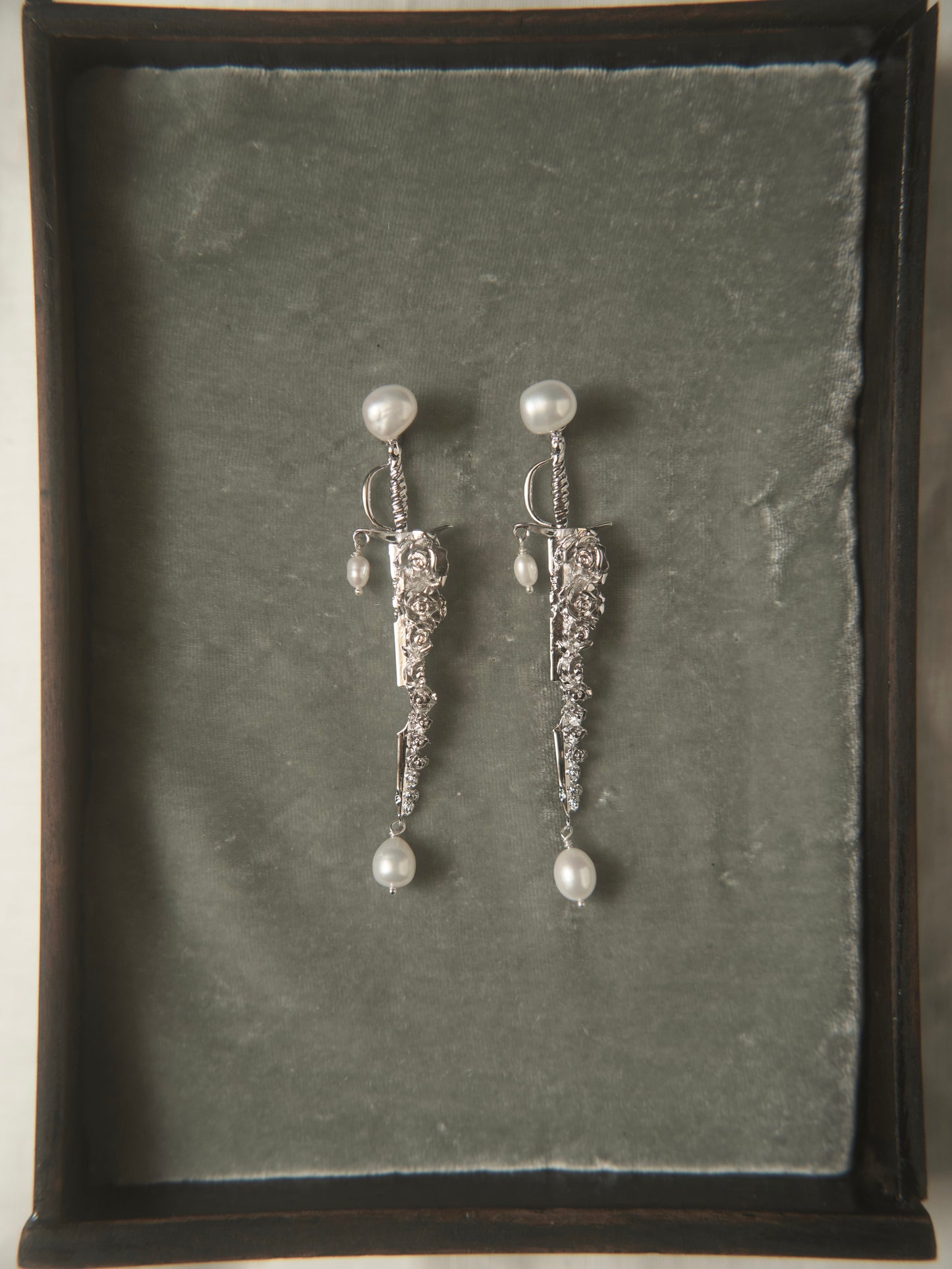 ROSE AND SWORD EARRINGS (SINGLE/SILVER）