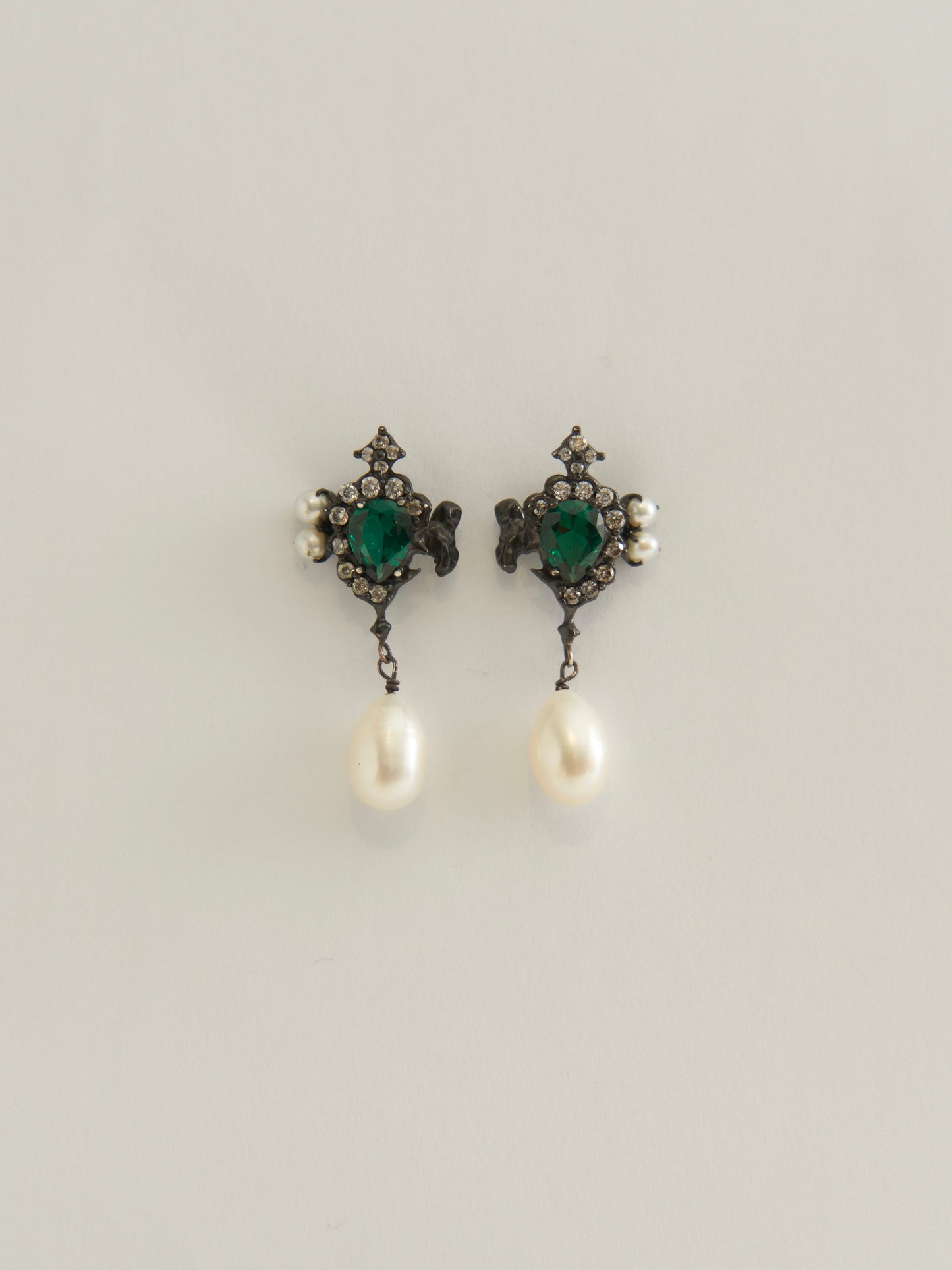 MOLTEN ZIRCON WITH PEARL EARRINGS (EMERALD GREEN)