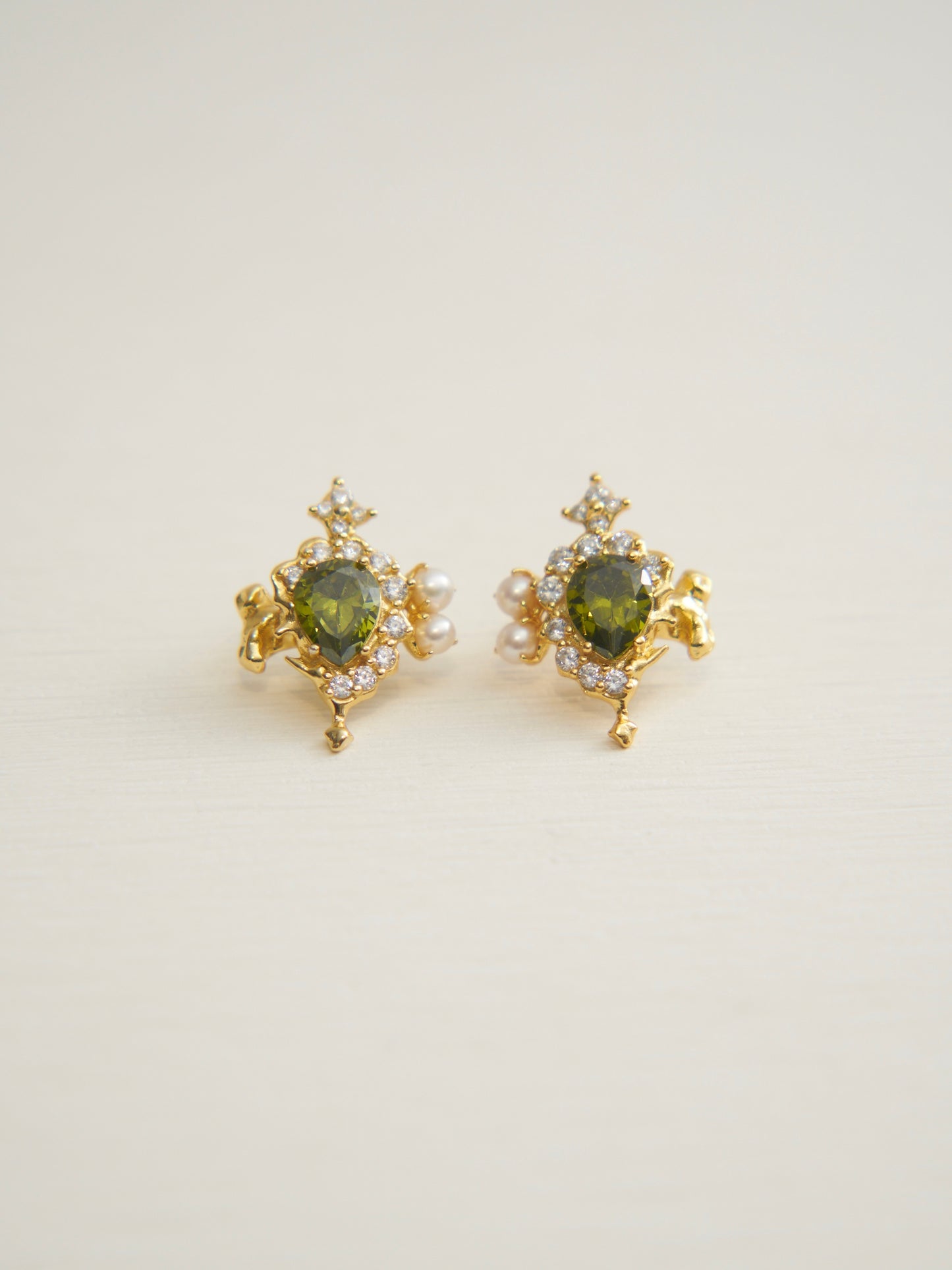 MOLTEN ZIRCON GOLD EARRINGS (OLIVE)