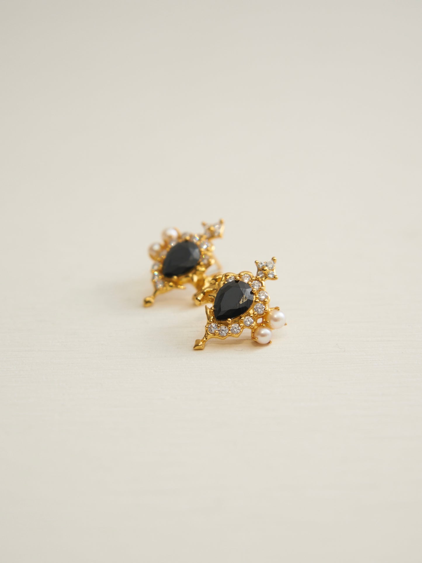 MOLTEN ZIRCON GOLD EARRINGS (BLACK)