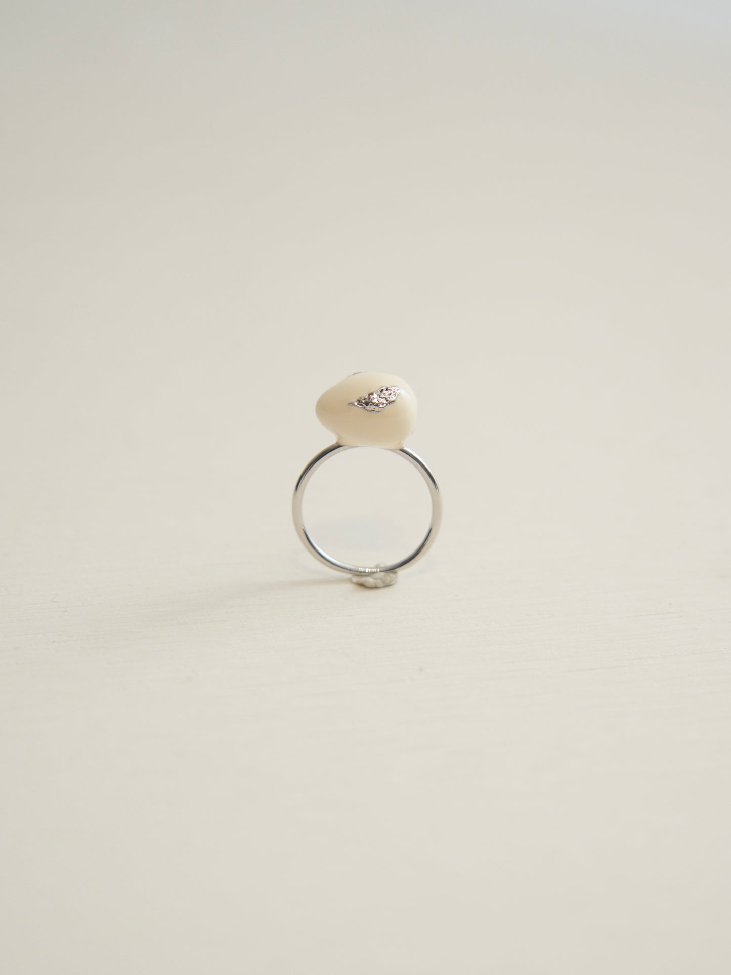 SMALL OVAL ENAMEL RING (WHITE)