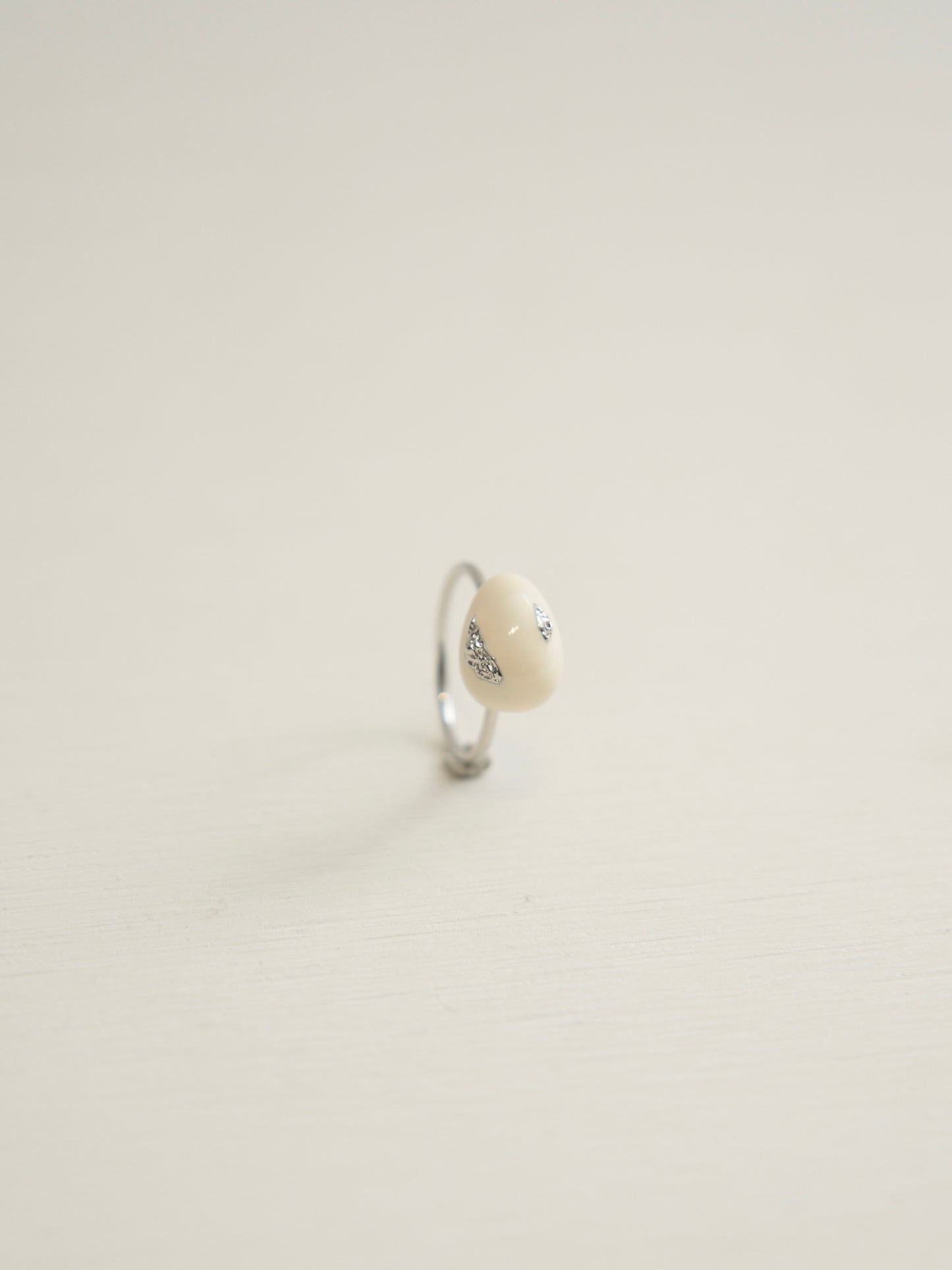 SMALL OVAL ENAMEL RING (WHITE)