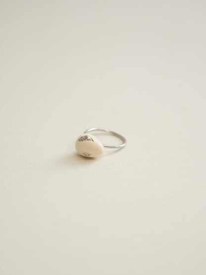 SMALL OVAL ENAMEL RING (WHITE)