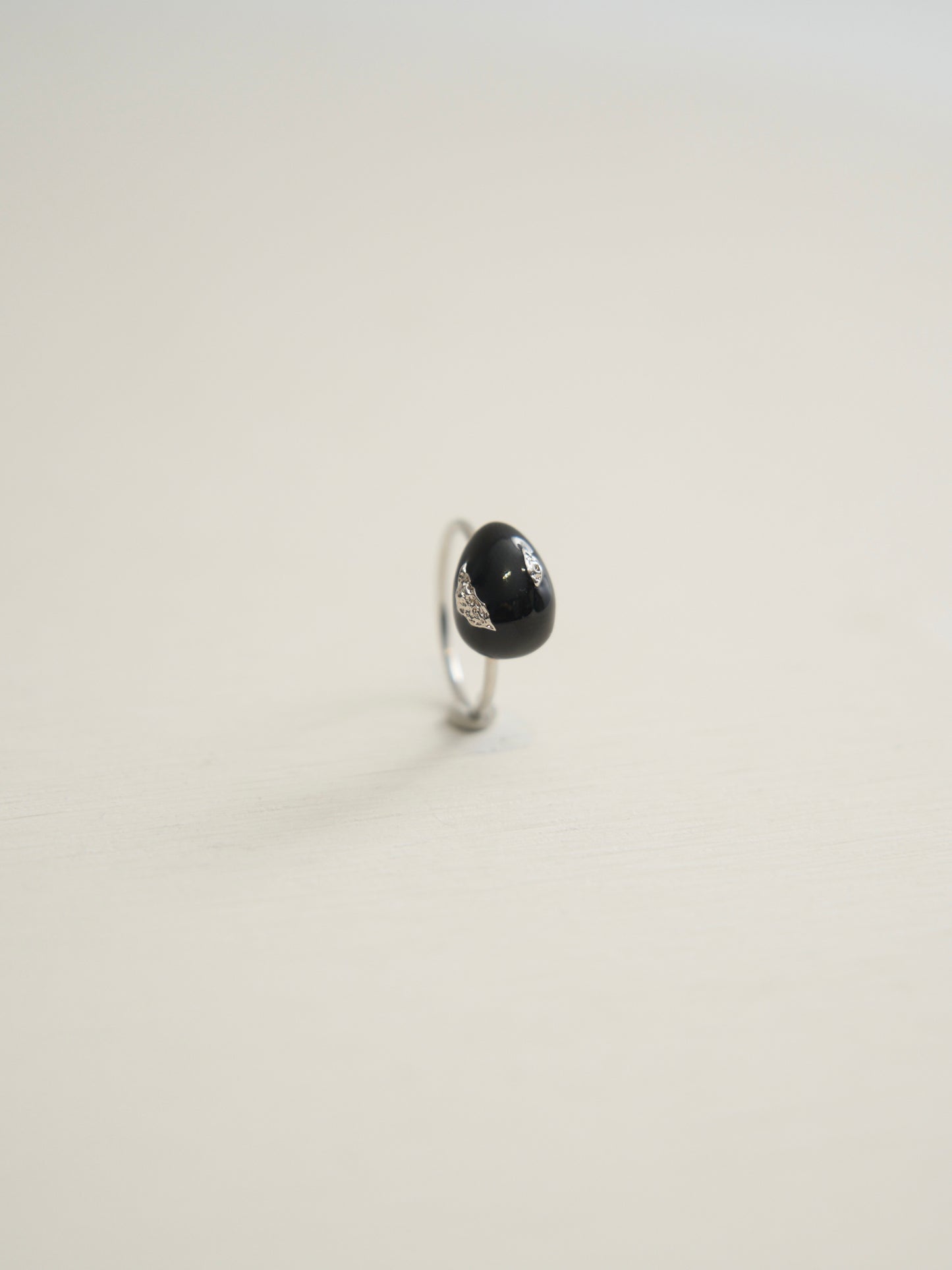 SMALL OVAL ENAMEL RING (BLACK)