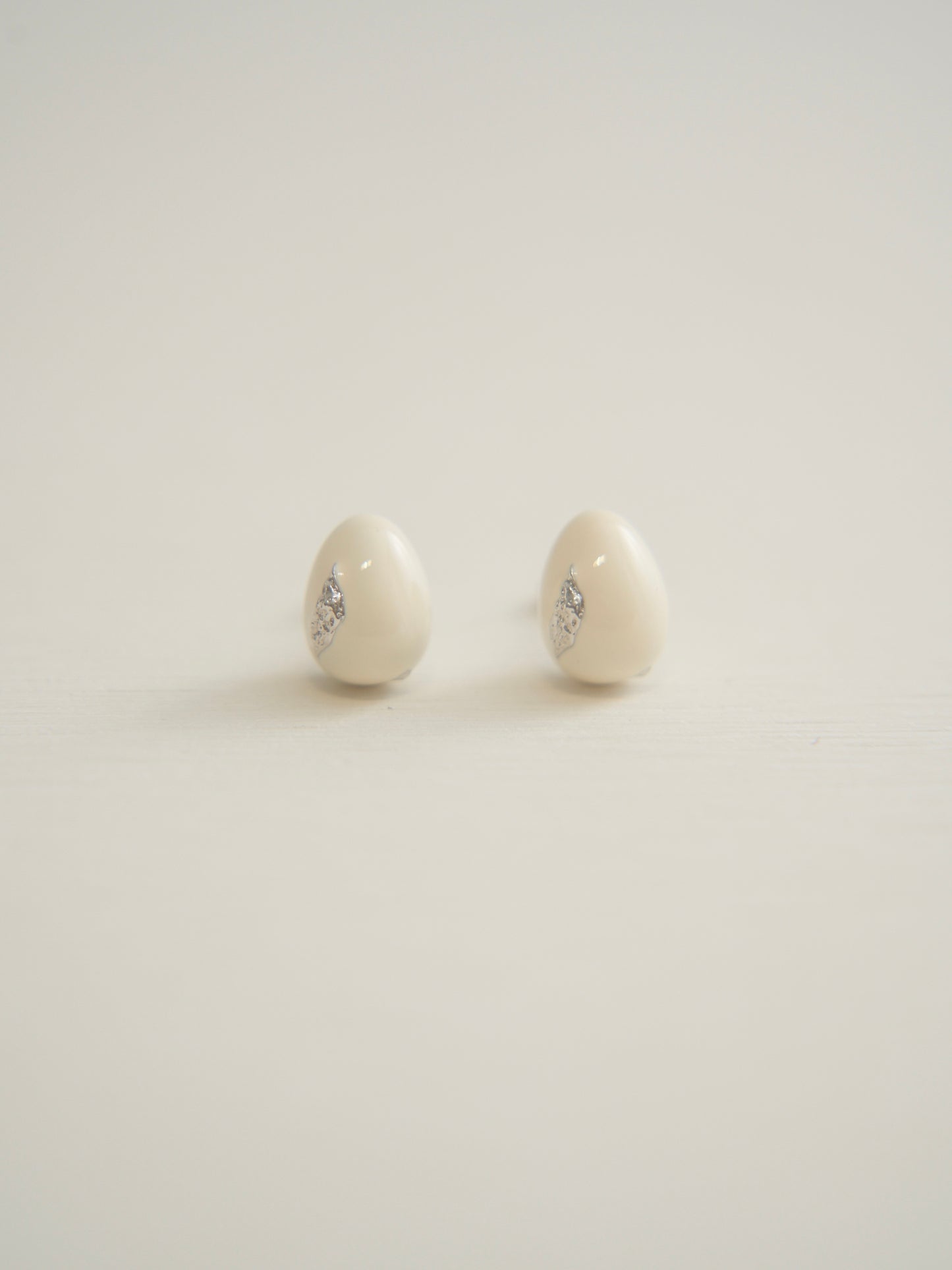 SMALL OVAL ENAMEL STUD EARRINGS (WHITE)