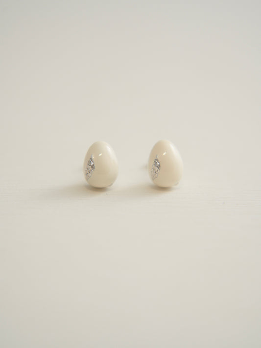 SMALL OVAL ENAMEL STUD EARRINGS (WHITE)