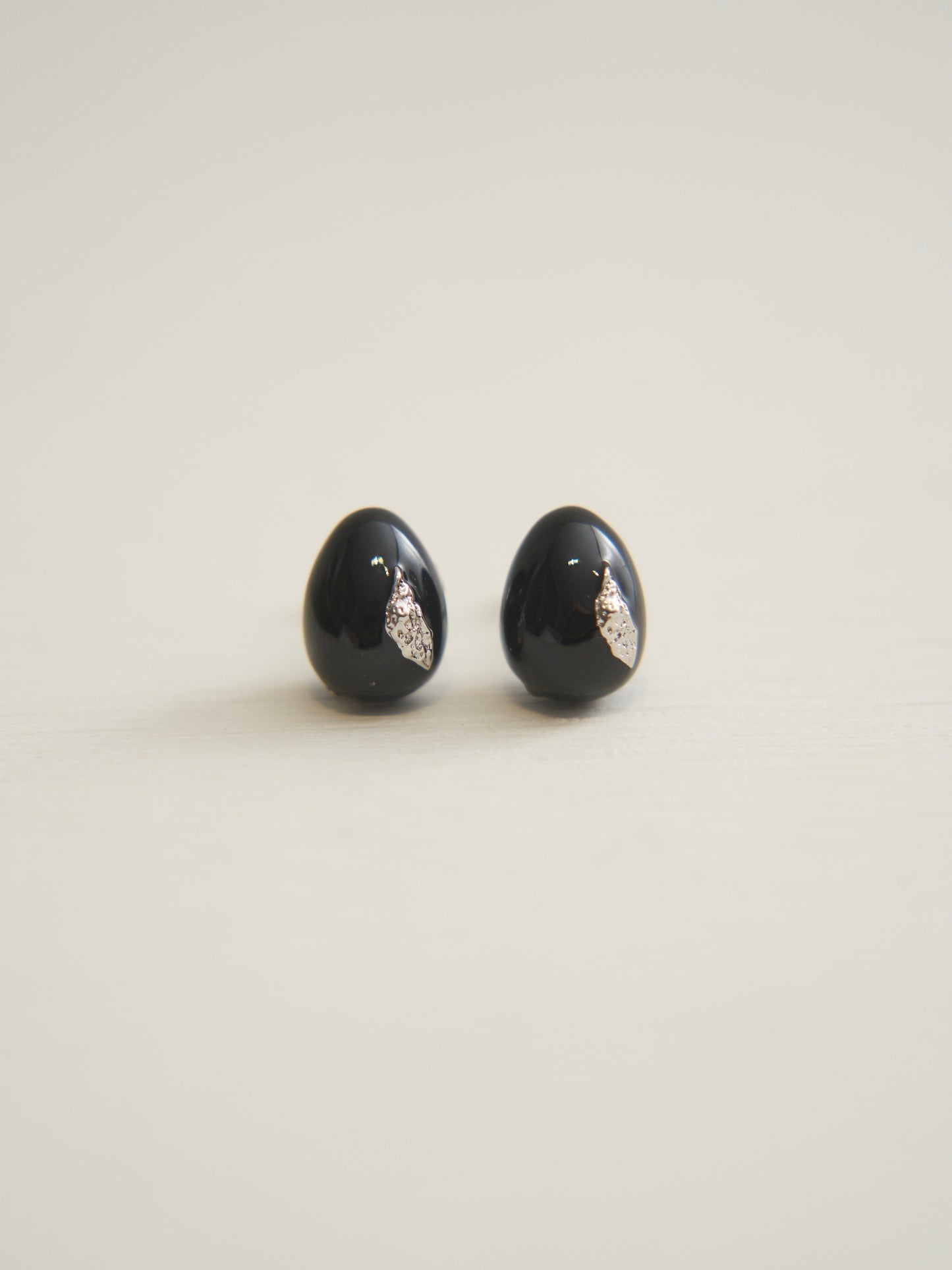 SMALL OVAL ENAMEL STUD EARRINGS (BLACK)