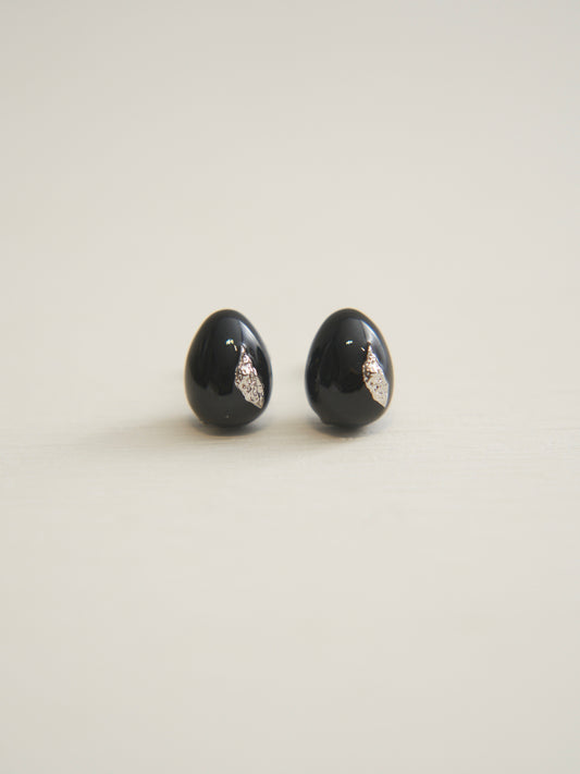 SMALL OVAL ENAMEL STUD EARRINGS (BLACK)