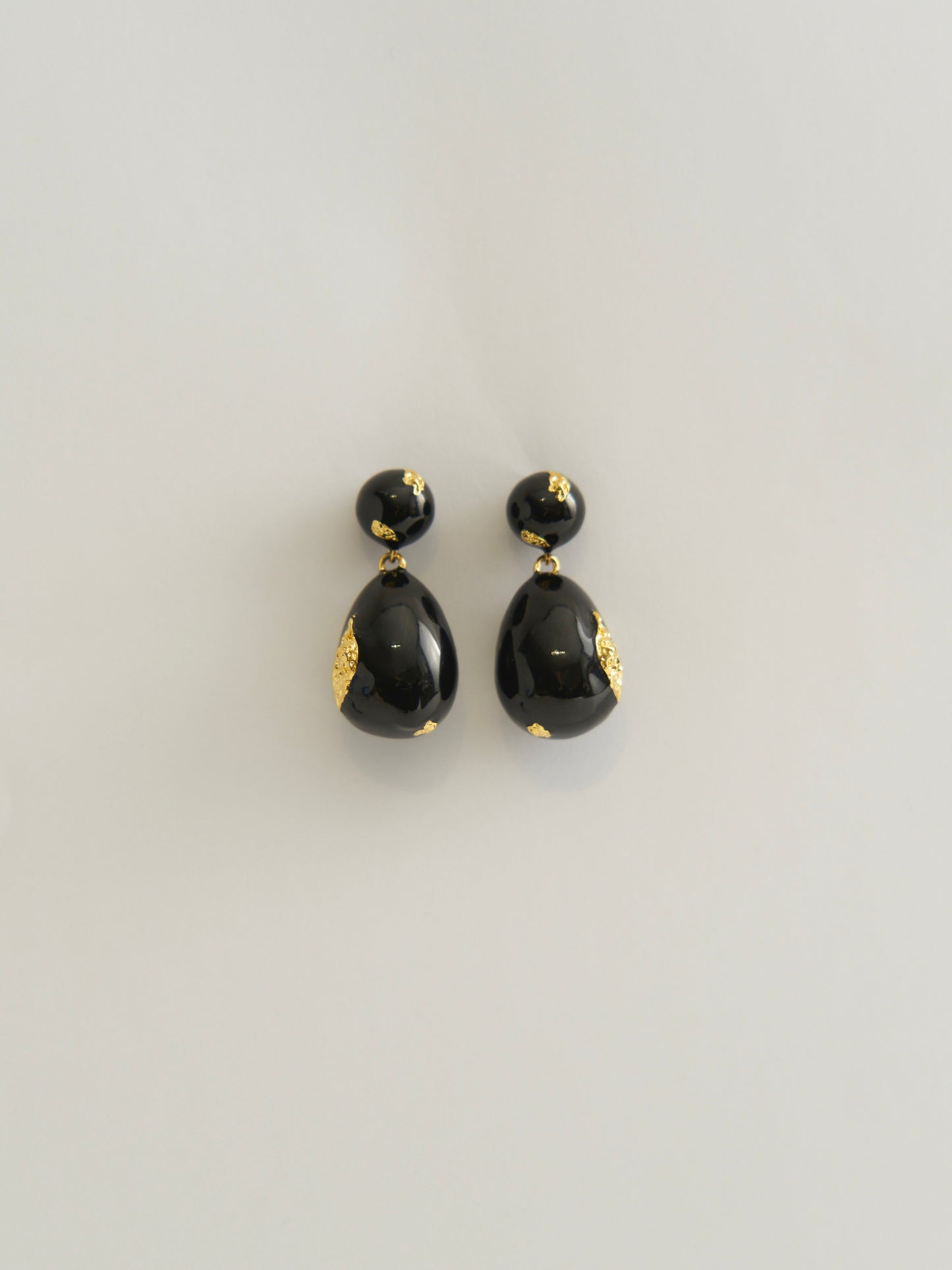 LARGE OVAL ENAMEL STUD EARRINGS (BLACK GOLD-PLATED)