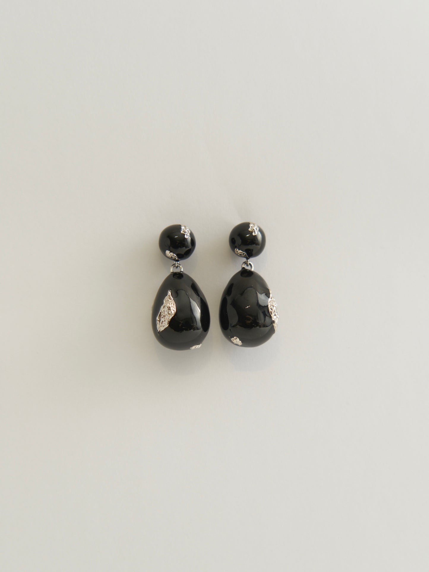 LARGE OVAL ENAMEL STUD EARRINGS (BLACK & SILVER)