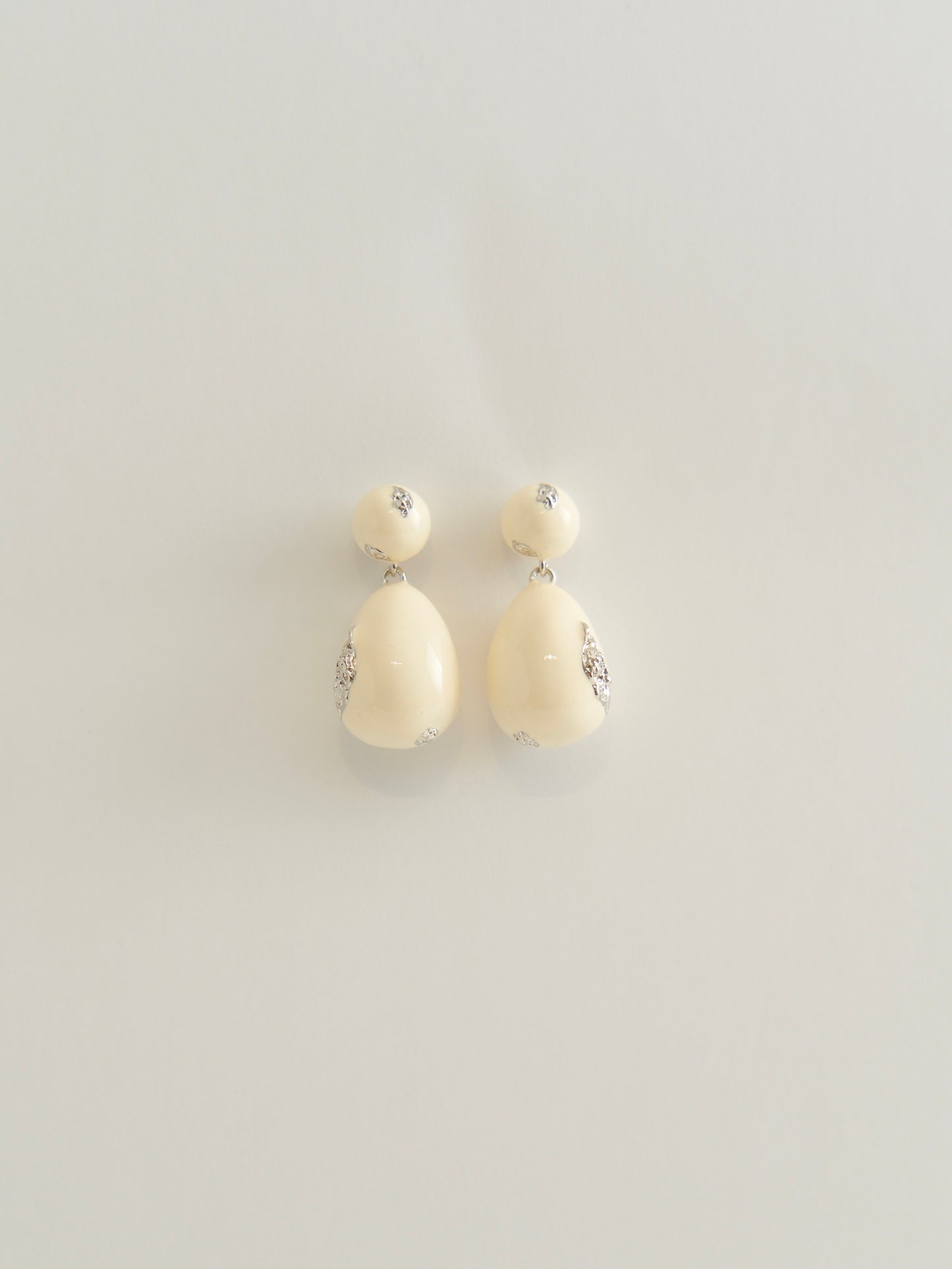 LARGE OVAL ENAMEL STUD EARRINGS (WHITE)