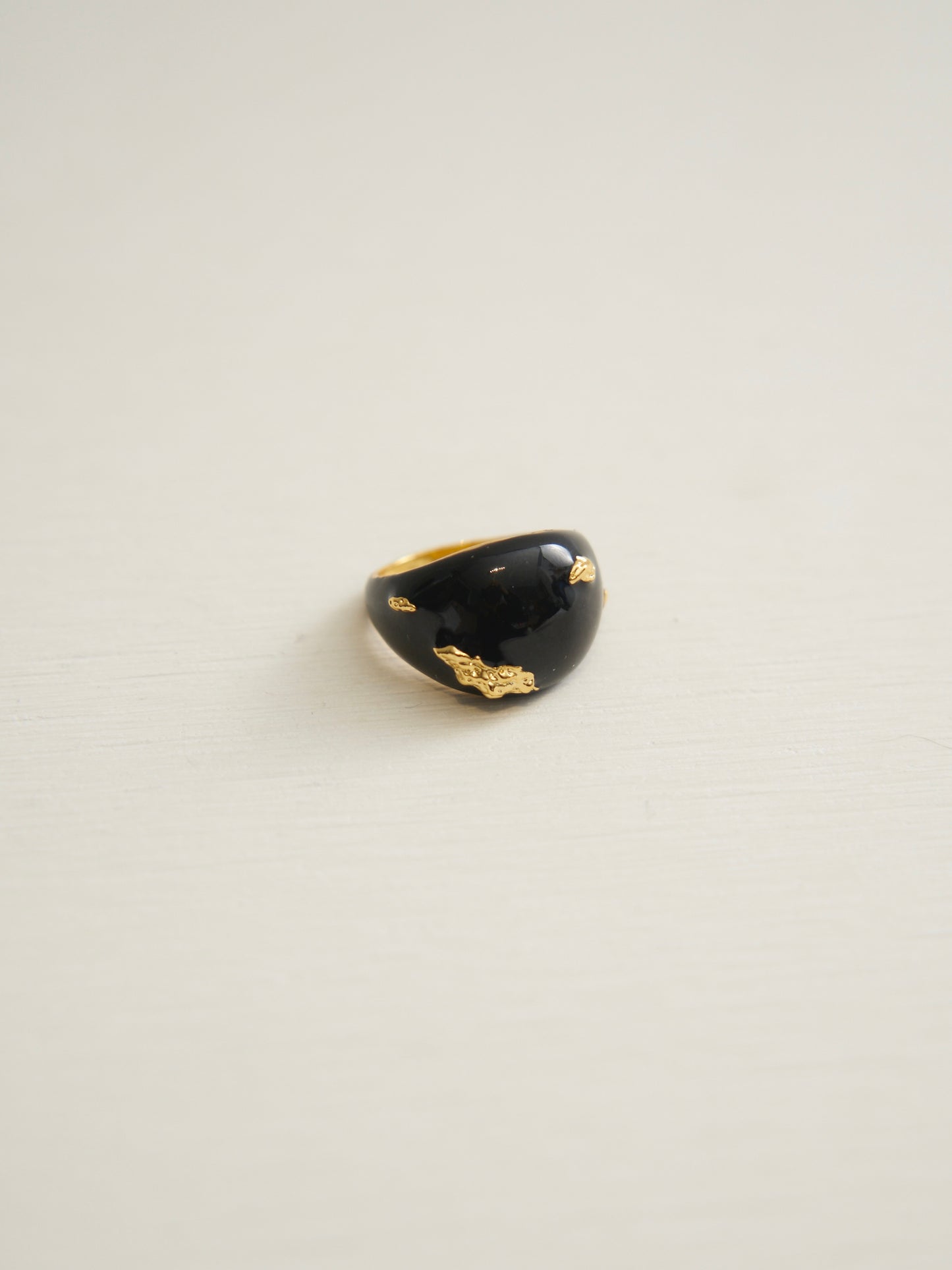 LARGE OVAL ENAMEL RING (BLACK & GOLD)