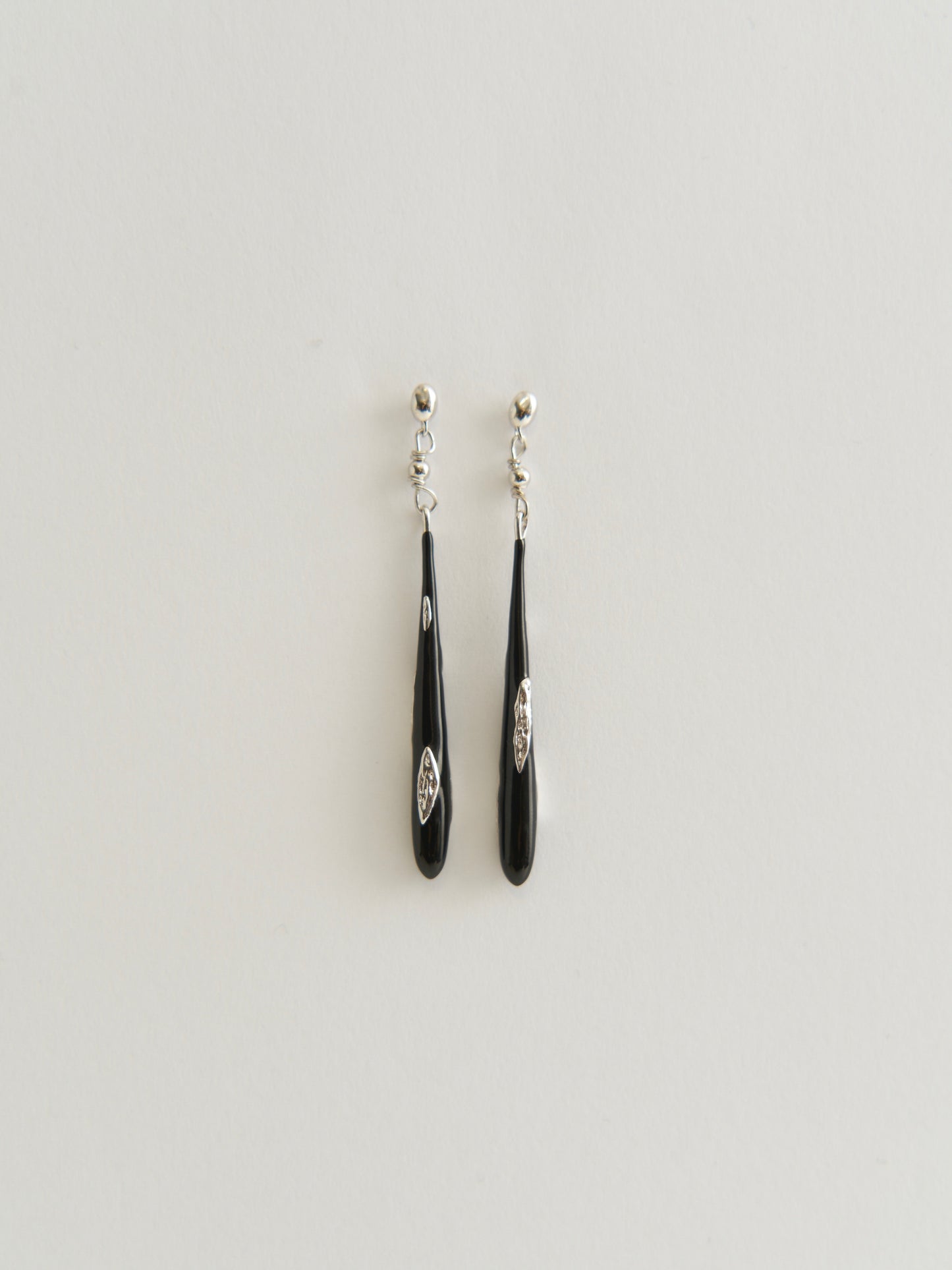 TEARDROP EARRINGS WITH BLACK ENAMEL (SILVER)