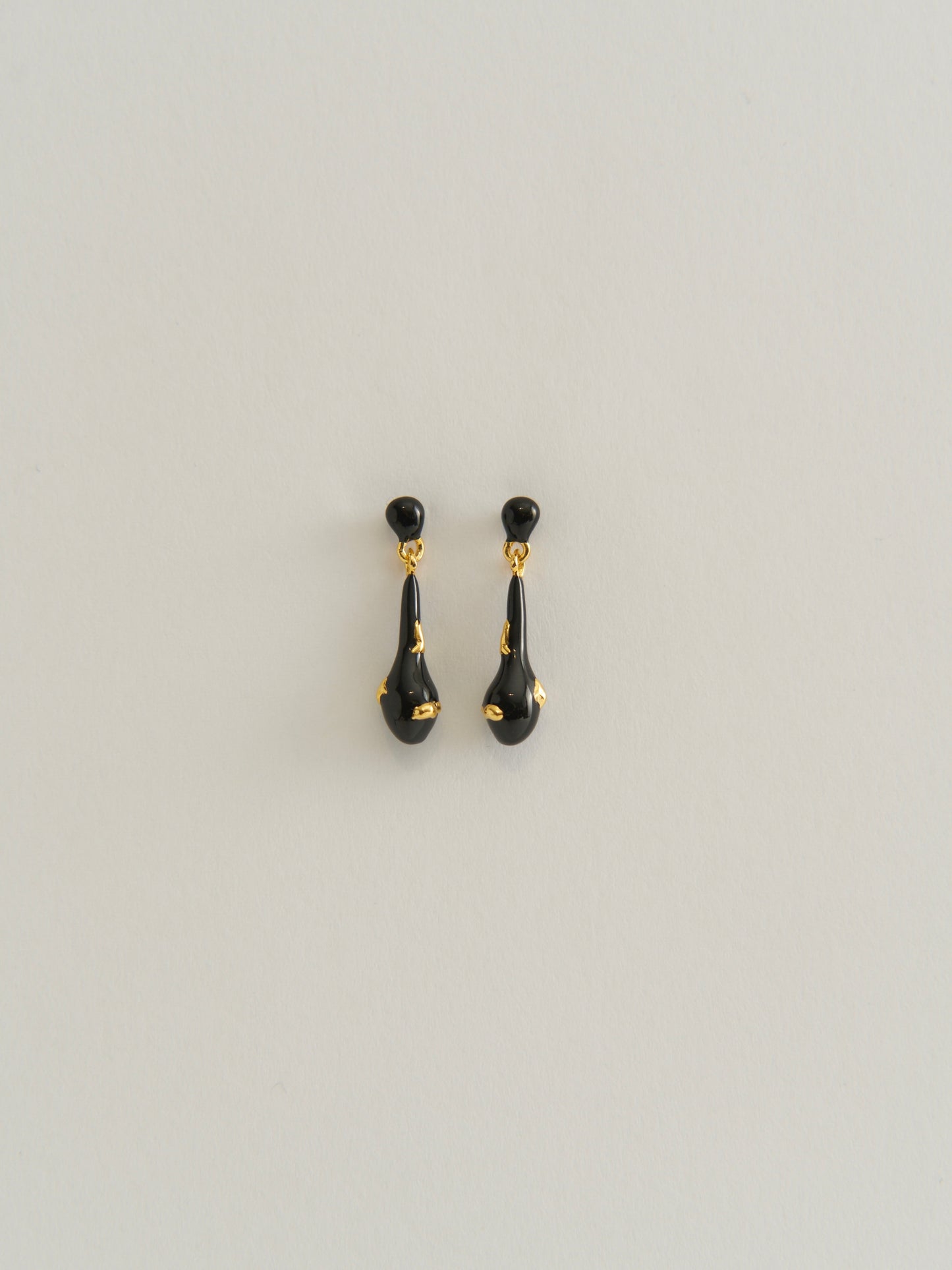 FINE TEARDROP EARRINGS WITH BLACK ENAMEL (GOLD)