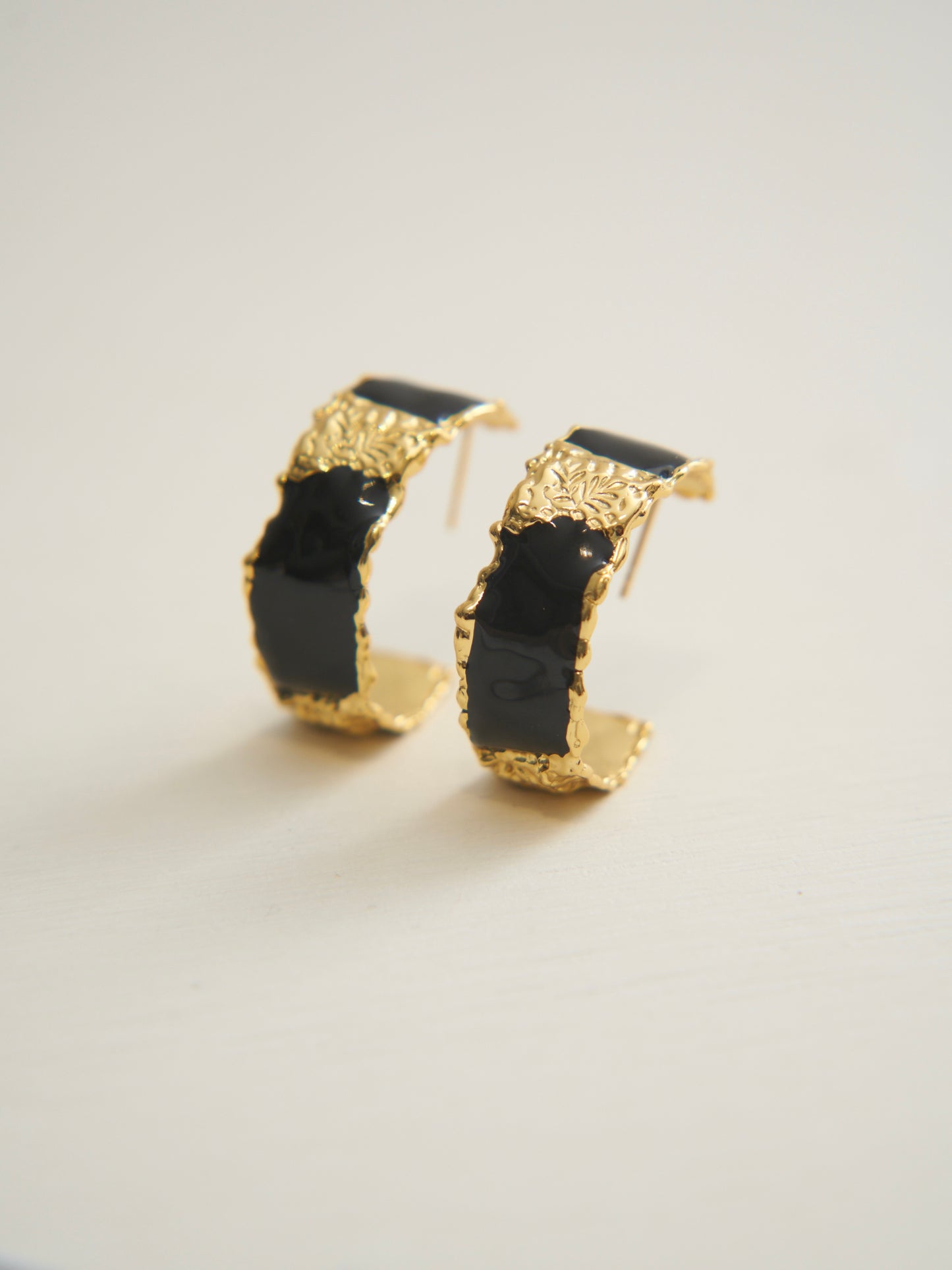 ENAMEL TEXTURED EARRINGS