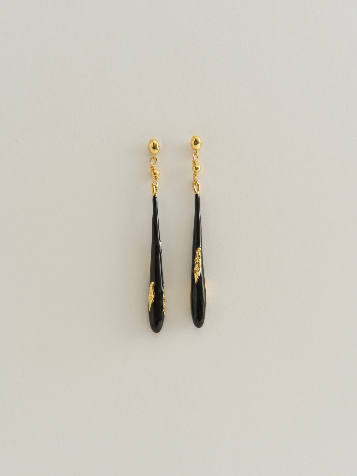 TEARDROP EARRINGS WITH BLACK ENAMEL (GOLD)