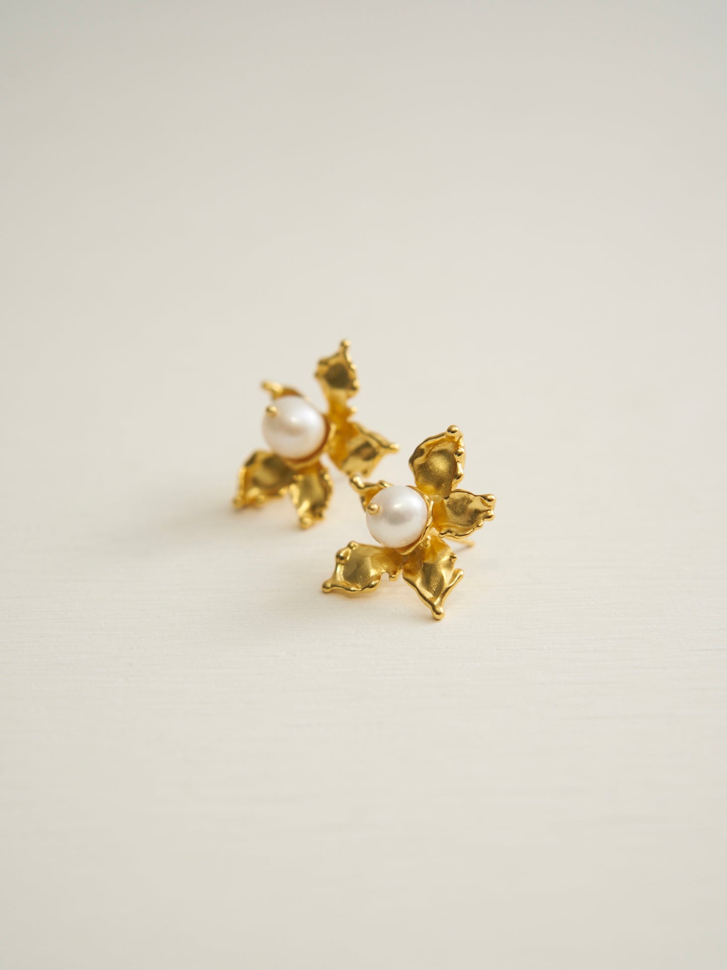 HYDRANGEA PEARL STUD EARRINGS (GOLD)