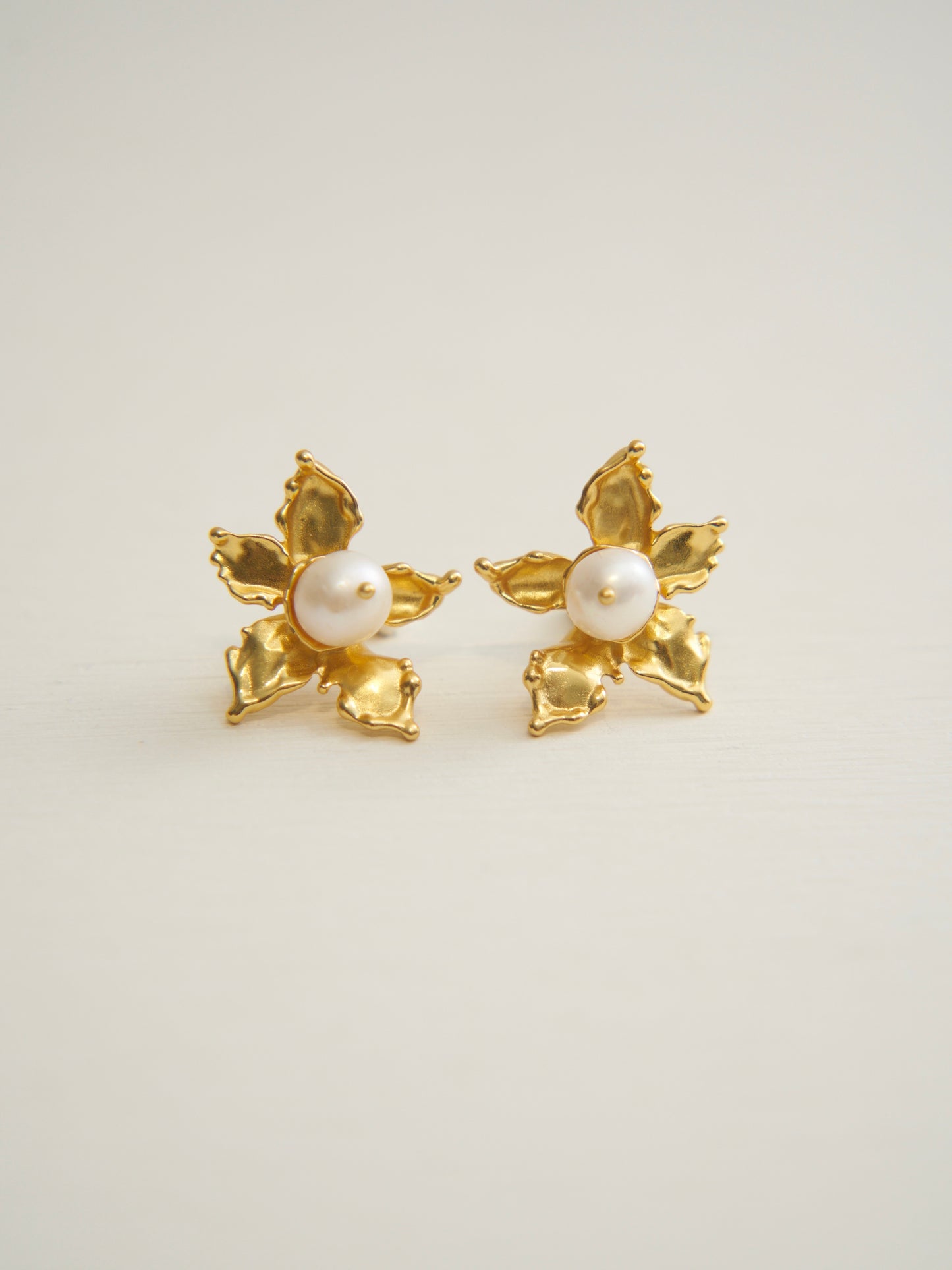 HYDRANGEA PEARL STUD EARRINGS (GOLD)