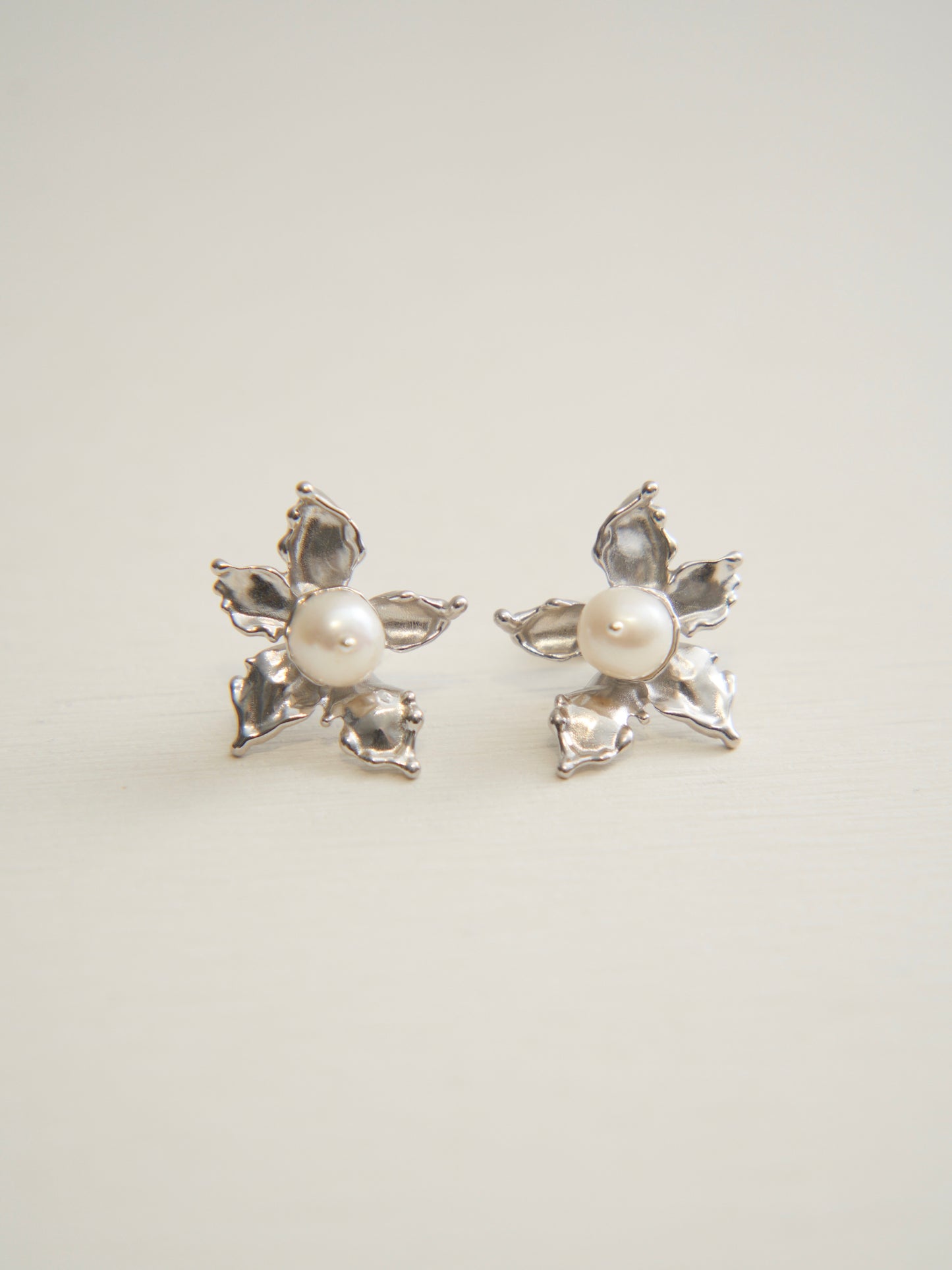 HYDRANGEA PEARL STUD EARRINGS (SILVER)