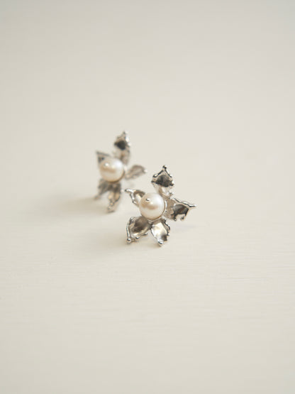 HYDRANGEA PEARL STUD EARRINGS (SILVER)