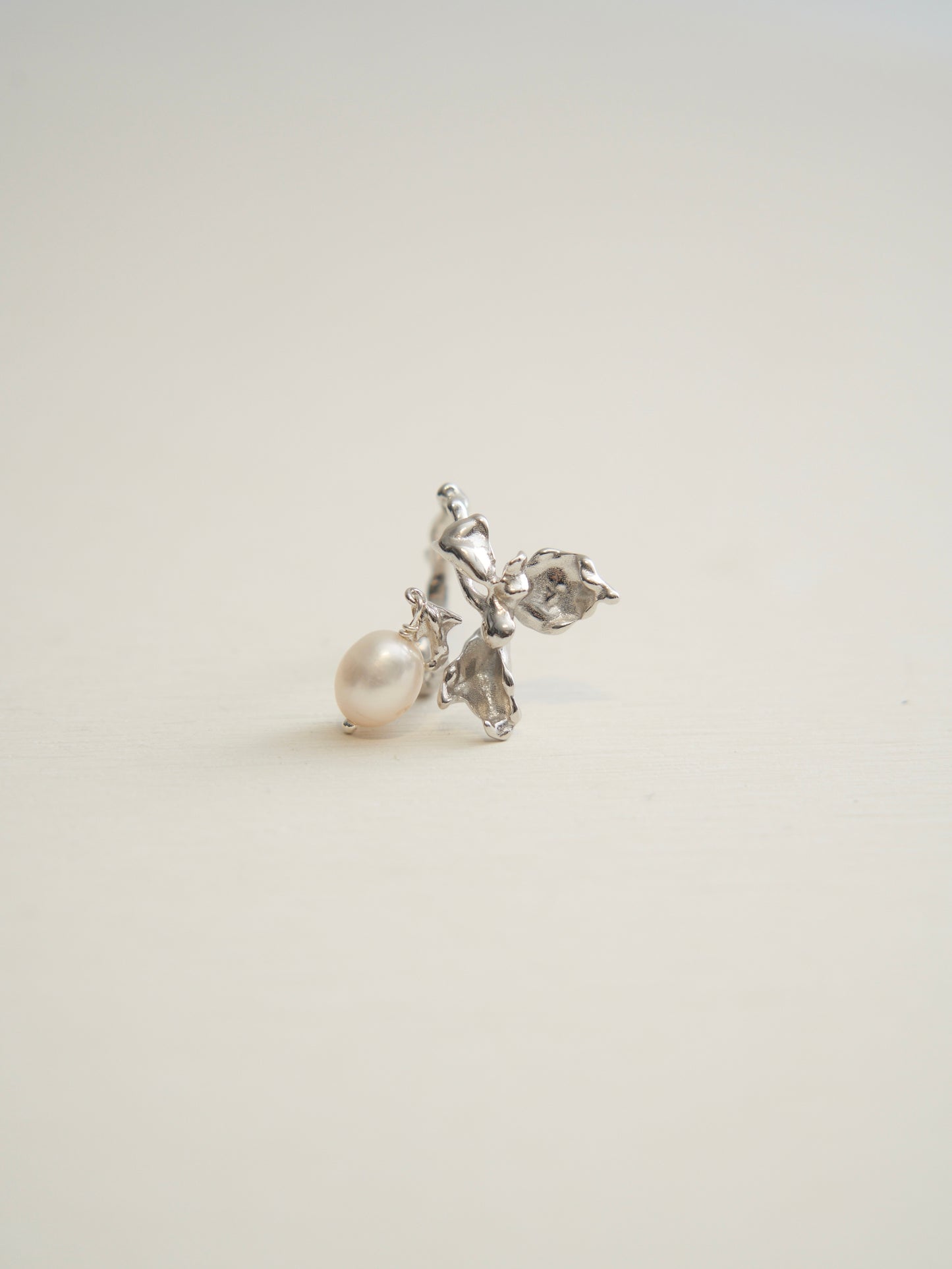 HYDRANGEA PEARL DANGLE RING