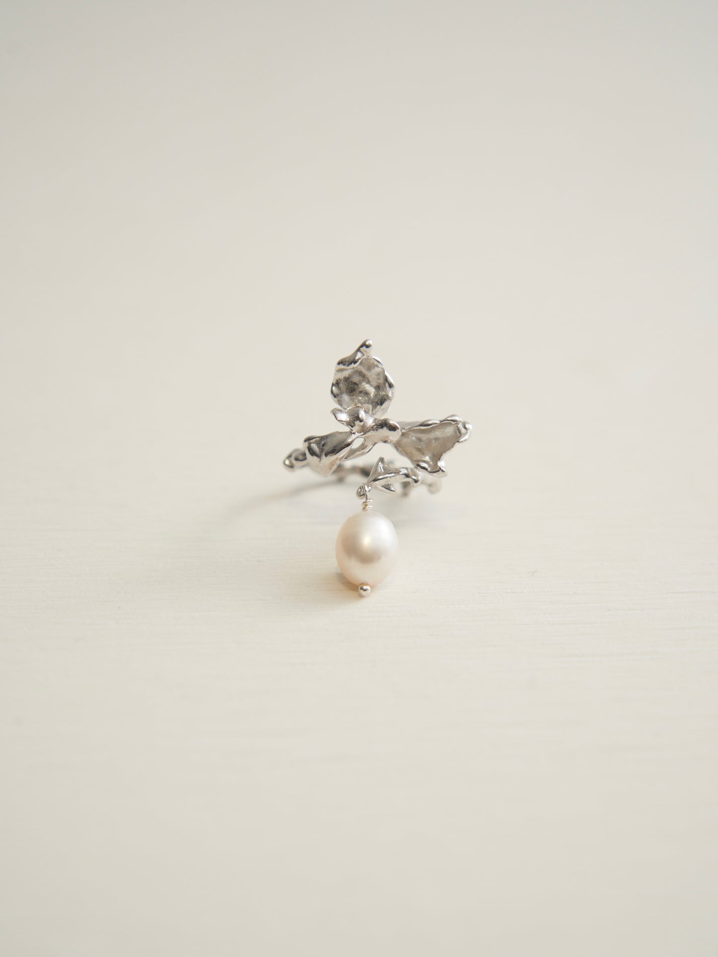 HYDRANGEA PEARL DANGLE RING