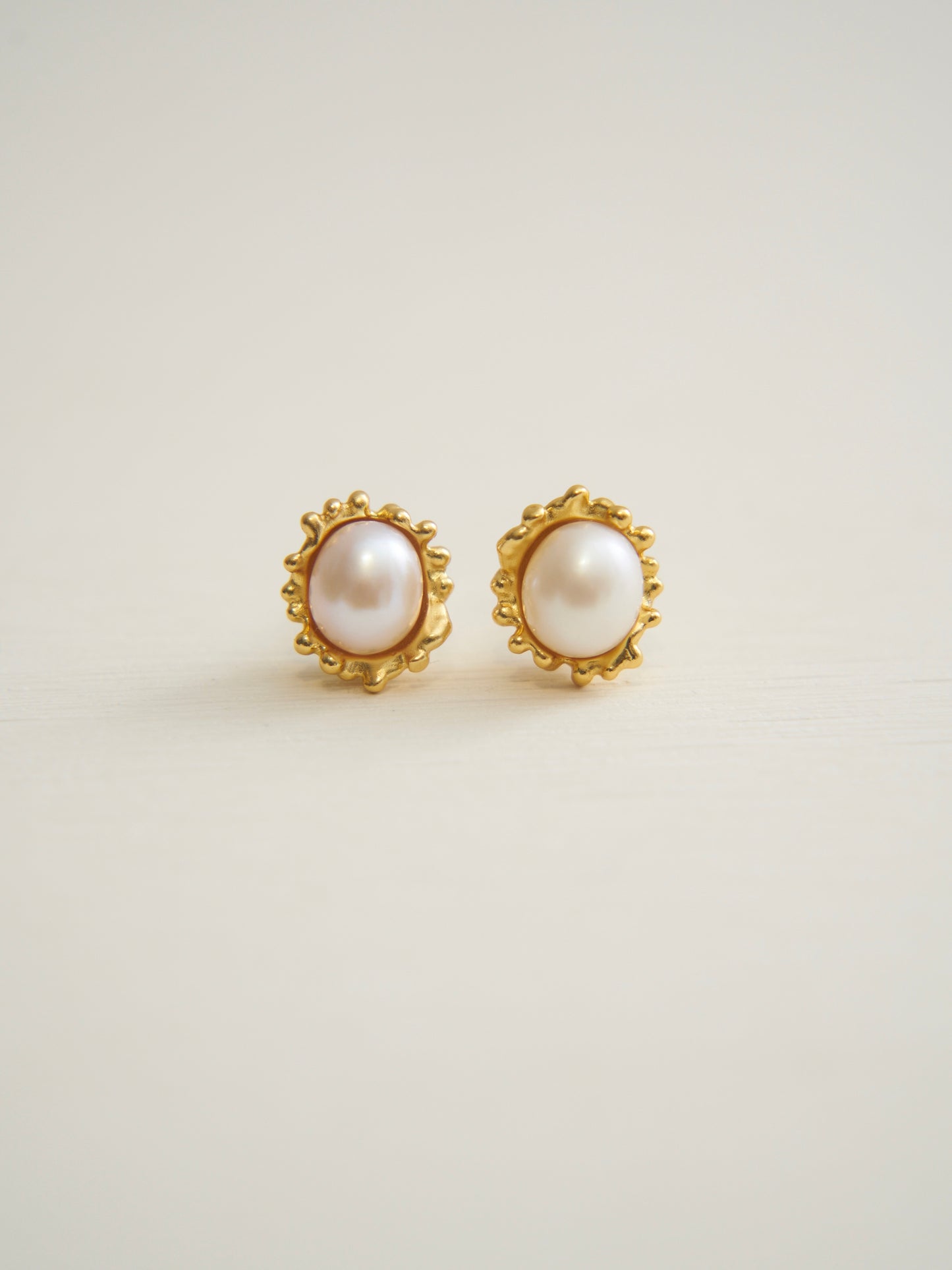 PEARL FLOWER EARRINGS (GOLD)