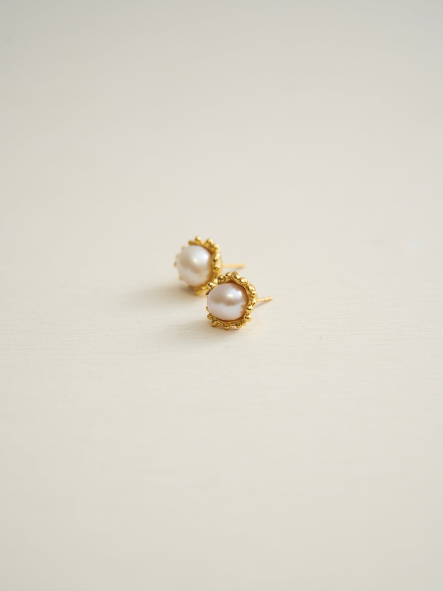 PEARL FLOWER EARRINGS (GOLD)