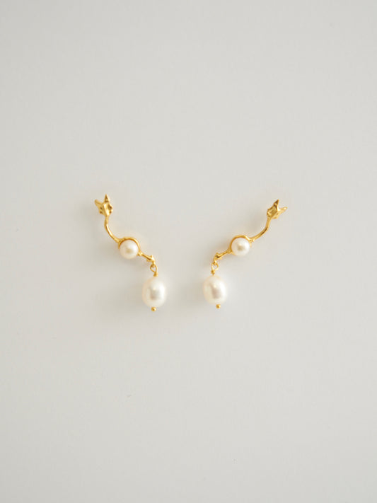 PEARL ARROW CARTILAGE EARRINGS (GOLD)