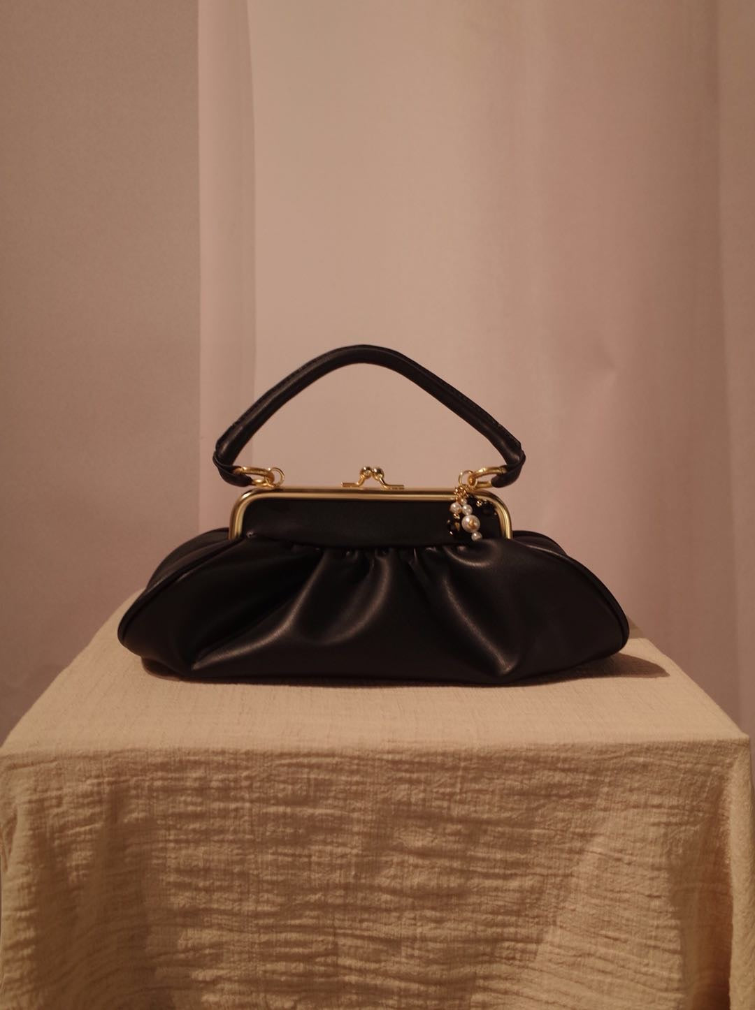 BLACK PLEATED BAGUETTE HANDBAG