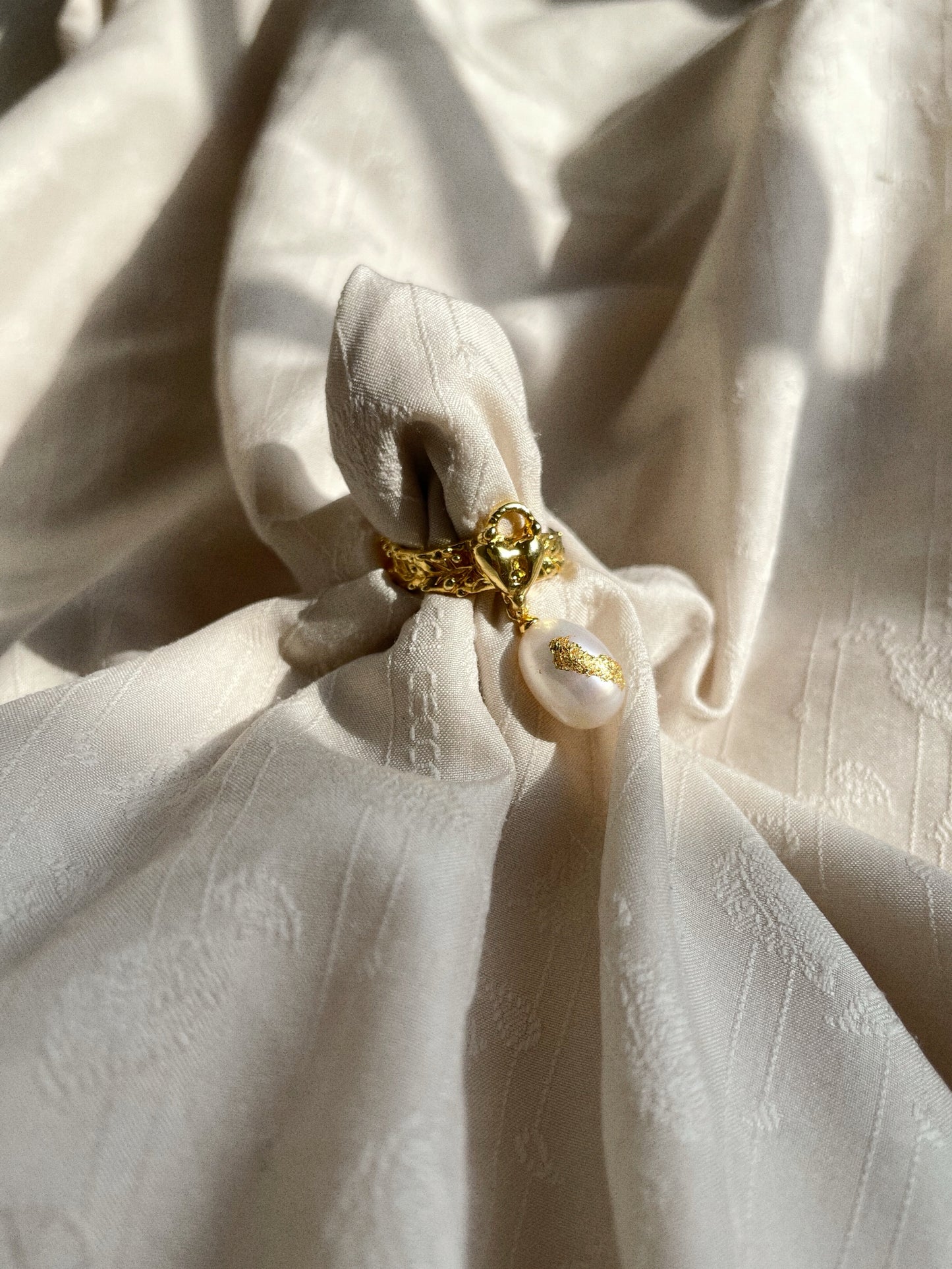 HEART LOCK PEARL RING (GOLD)