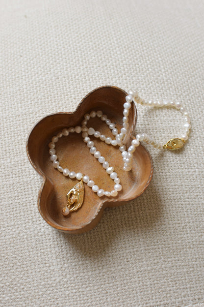 GOLD HAND WITH GOLD-INLAID PEARL NECKLACE